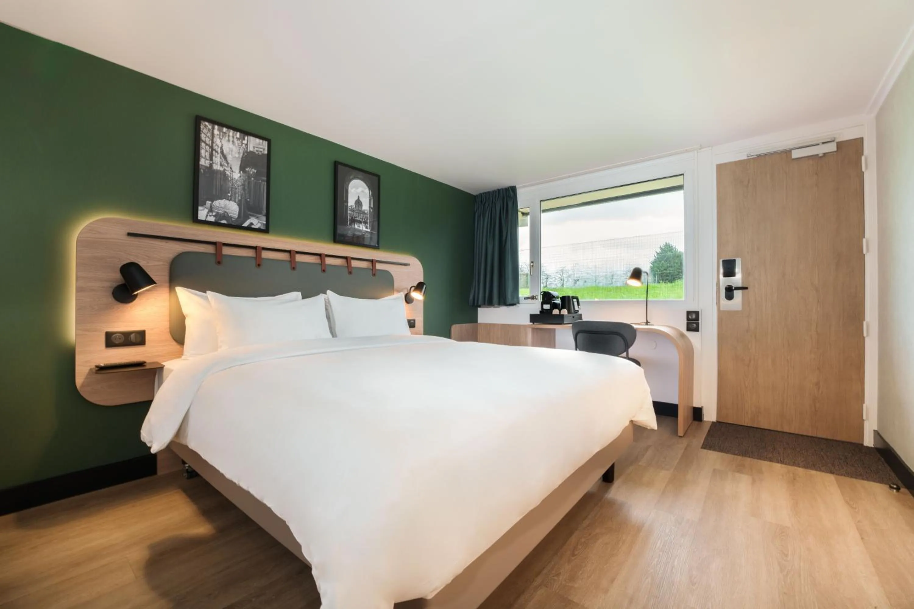 Superior Room - 1 King Bed in Campanile NATURE - Thionville Yutz