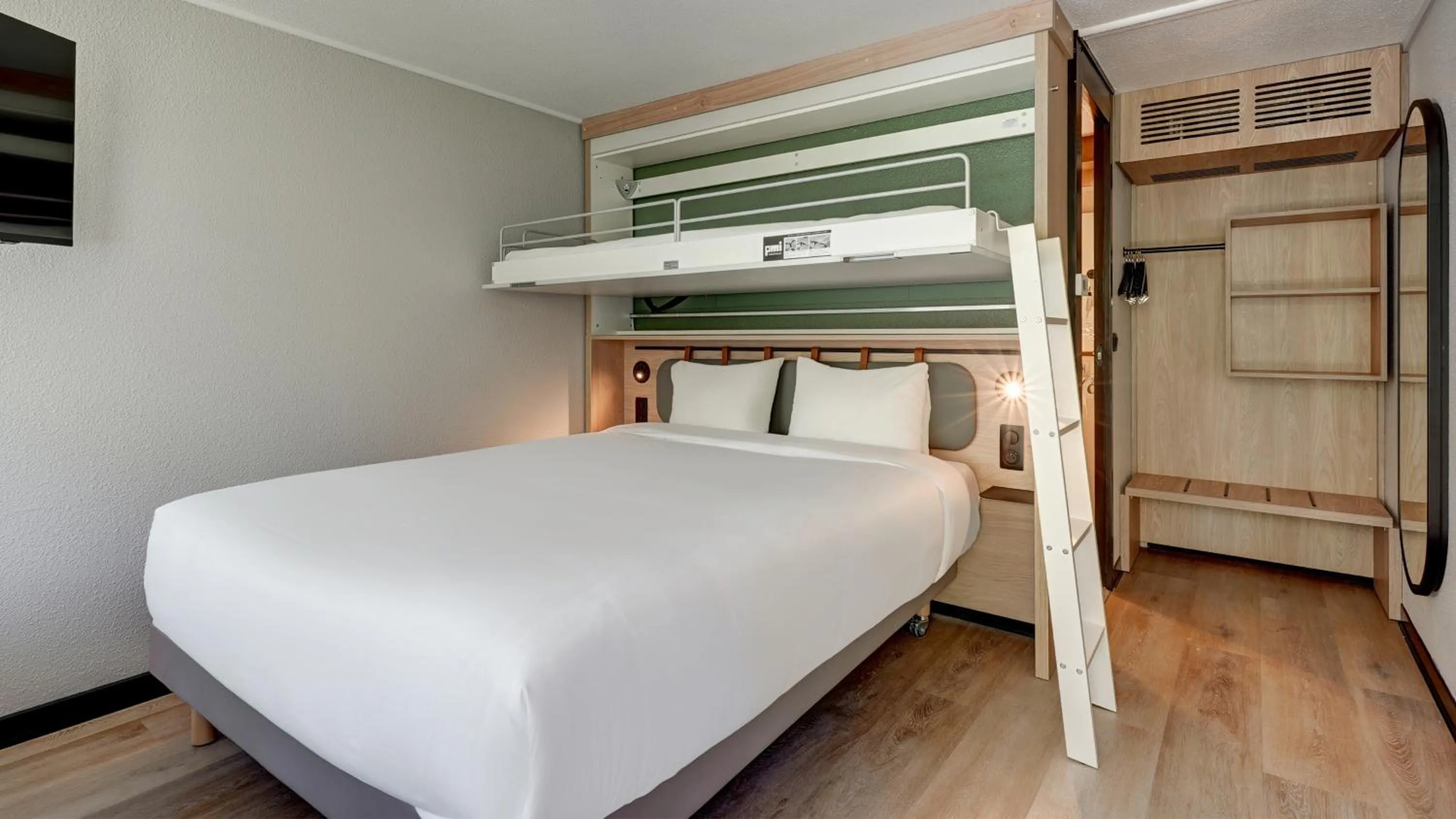 Standard Room - 1 Queen Bed 1 Bunk Bed in Campanile NATURE - Aix En Provence Meyreuil