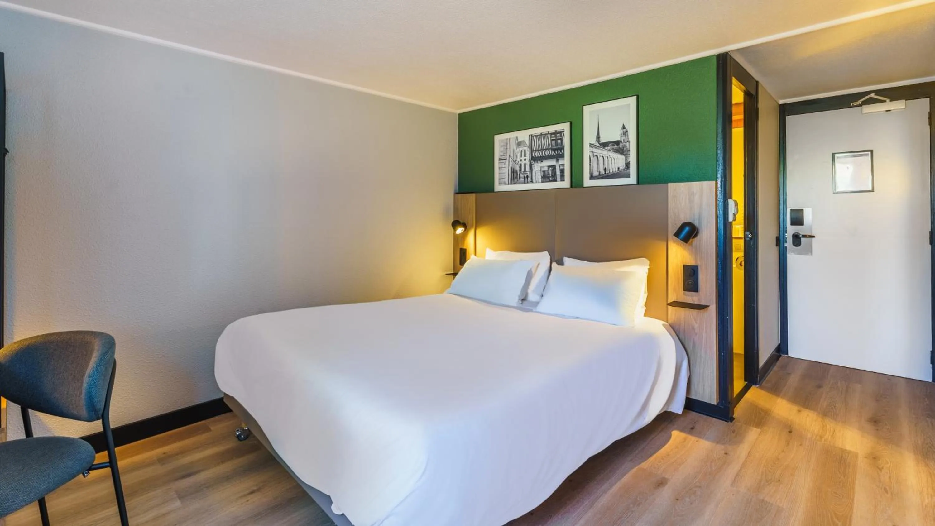 Superior Room - 1 King Bed in Campanile NATURE - Dijon Est Saint-Apollinaire