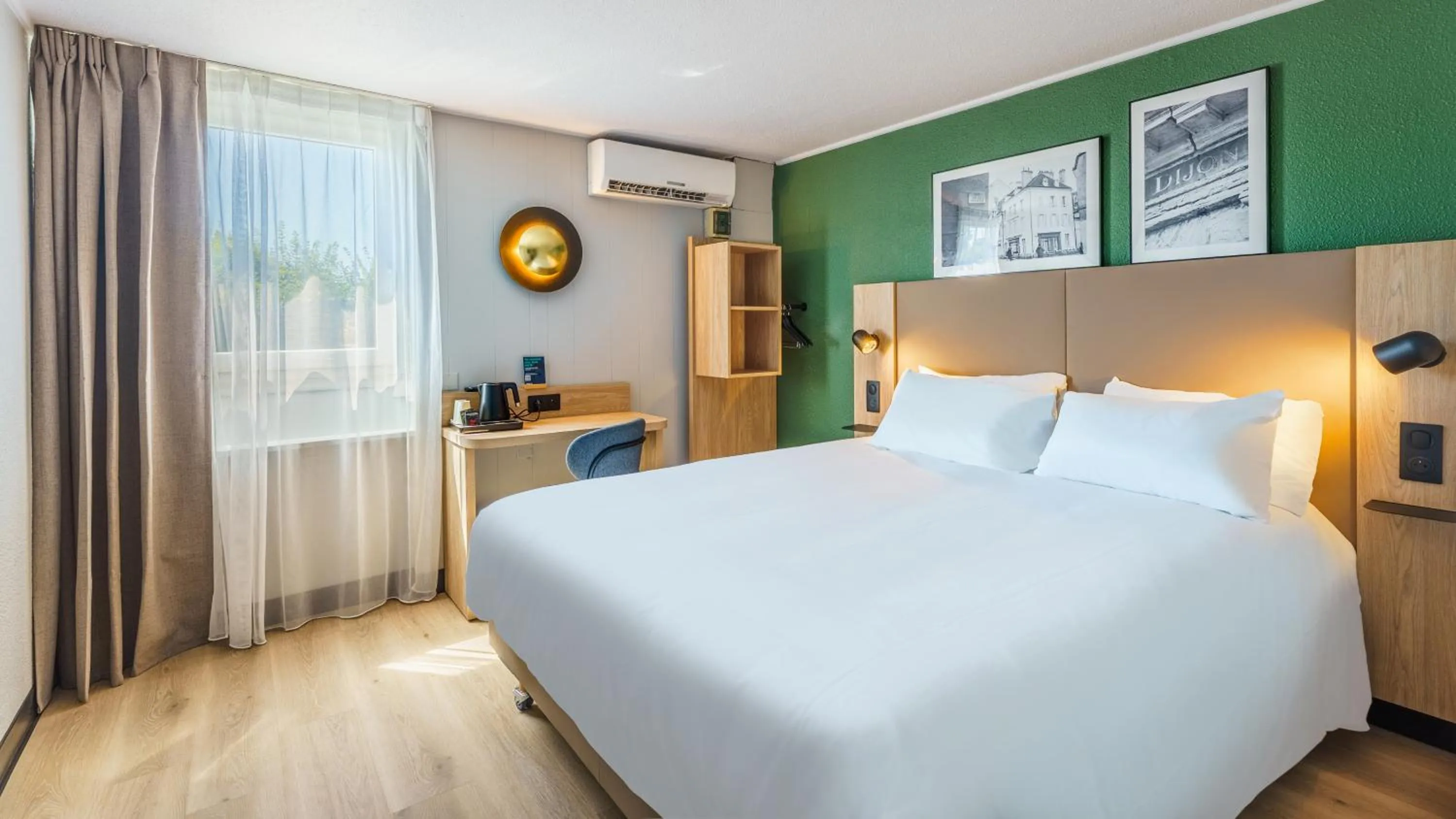 Standard Room - 1 Queen Bed in Campanile NATURE - Dijon Est Saint-Apollinaire