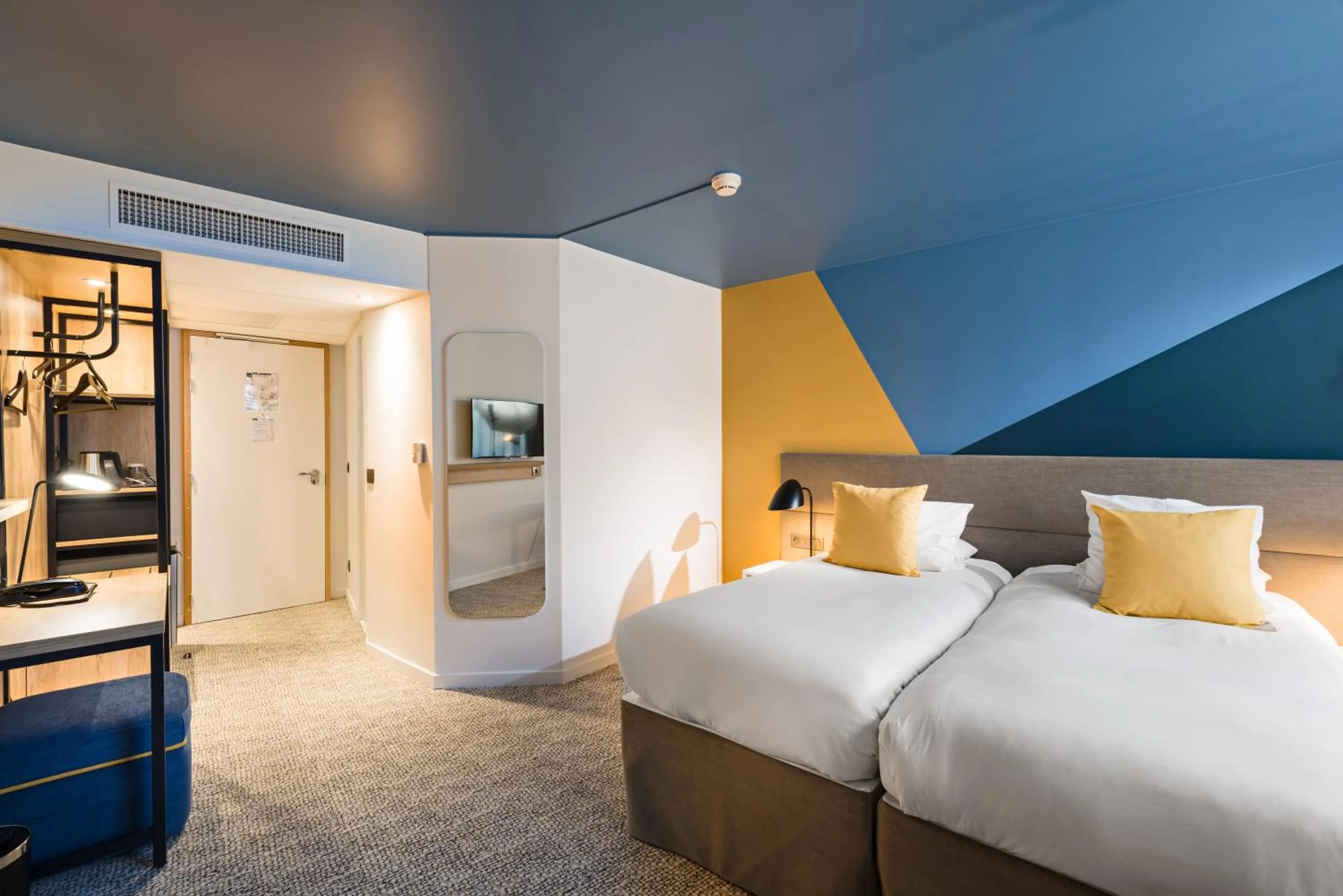 Superior Twin Room with Sofa Bed in Radisson Hotel Aix En Provence