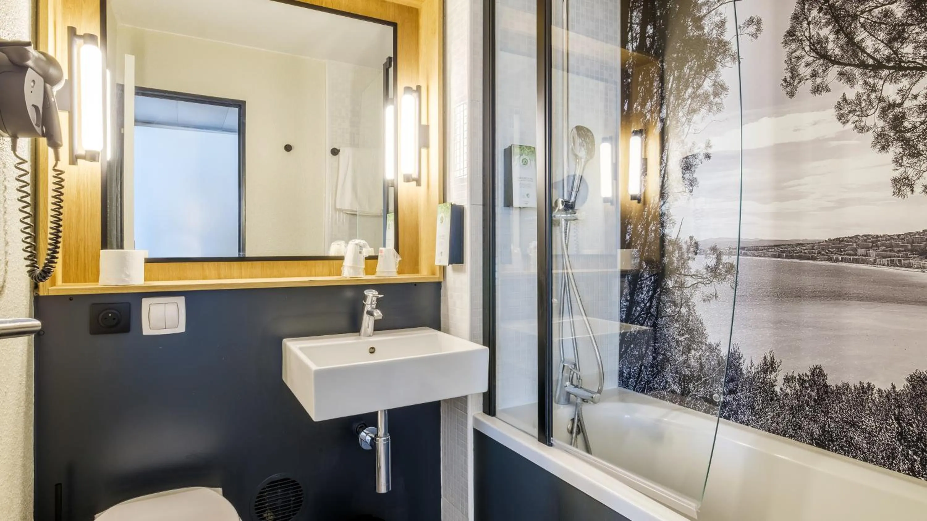 Standard Room - 1 Queen Bed in Campanile PRIME - Nice Airport