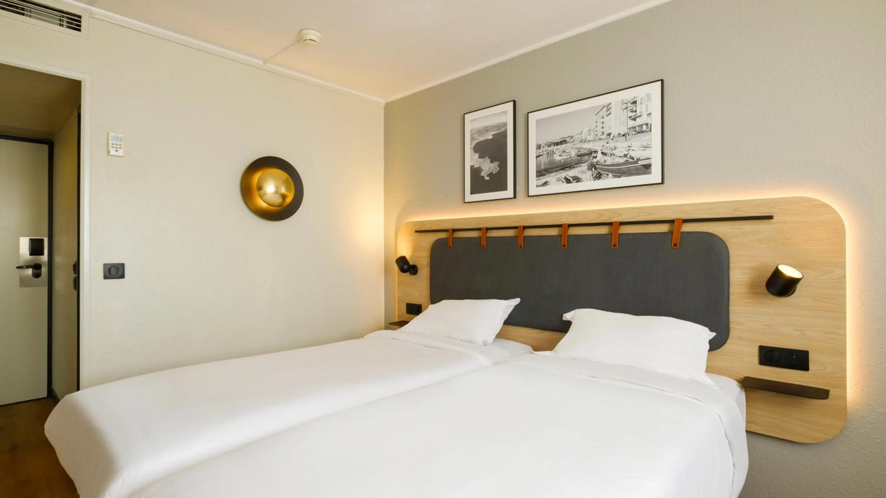 2 Standard Room Connecting - 1 Queen Bed 2 Single Beds in Campanile PRIME - Nice Airport