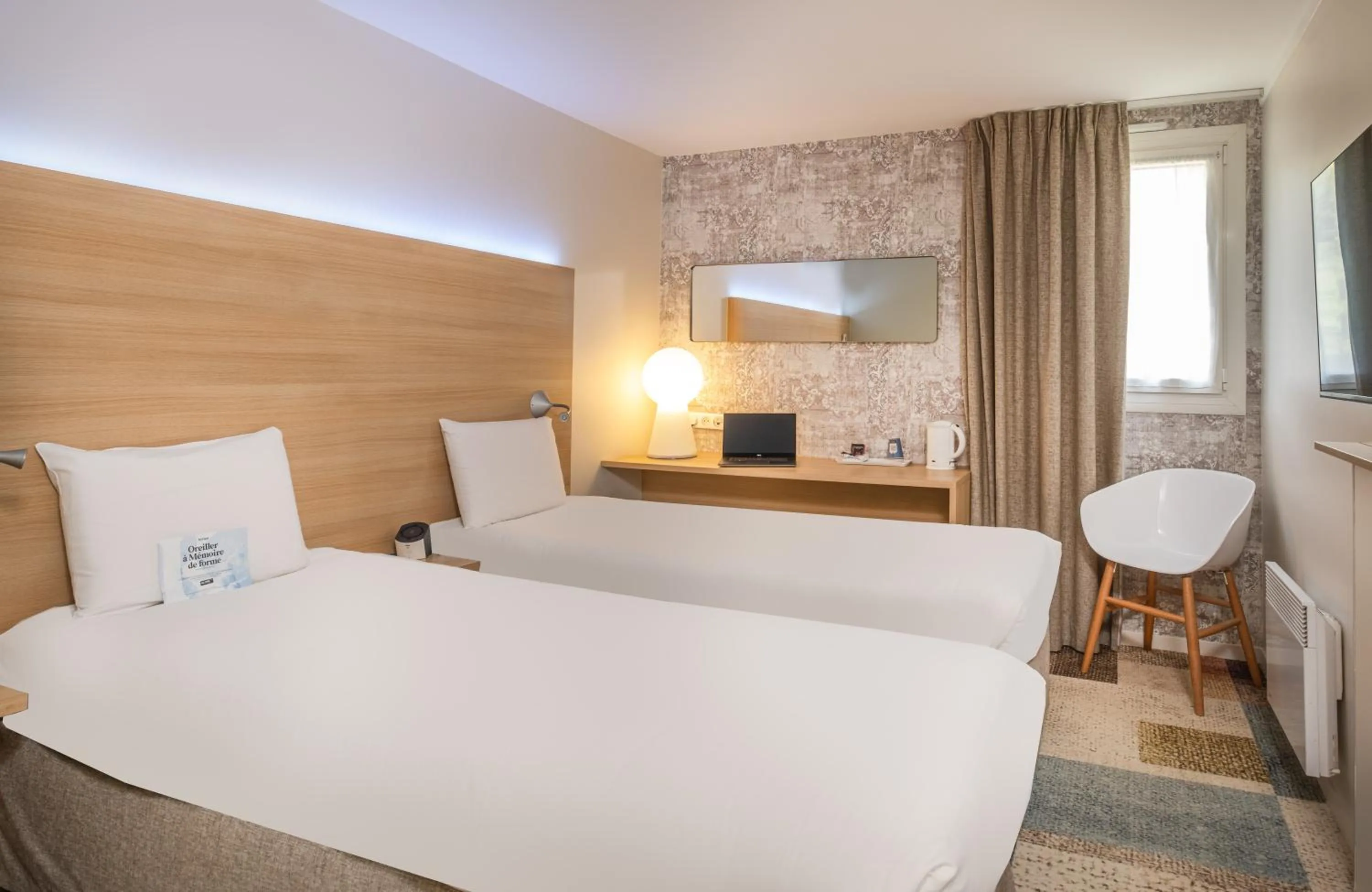 Twin Room in Kyriad Le Mans Est