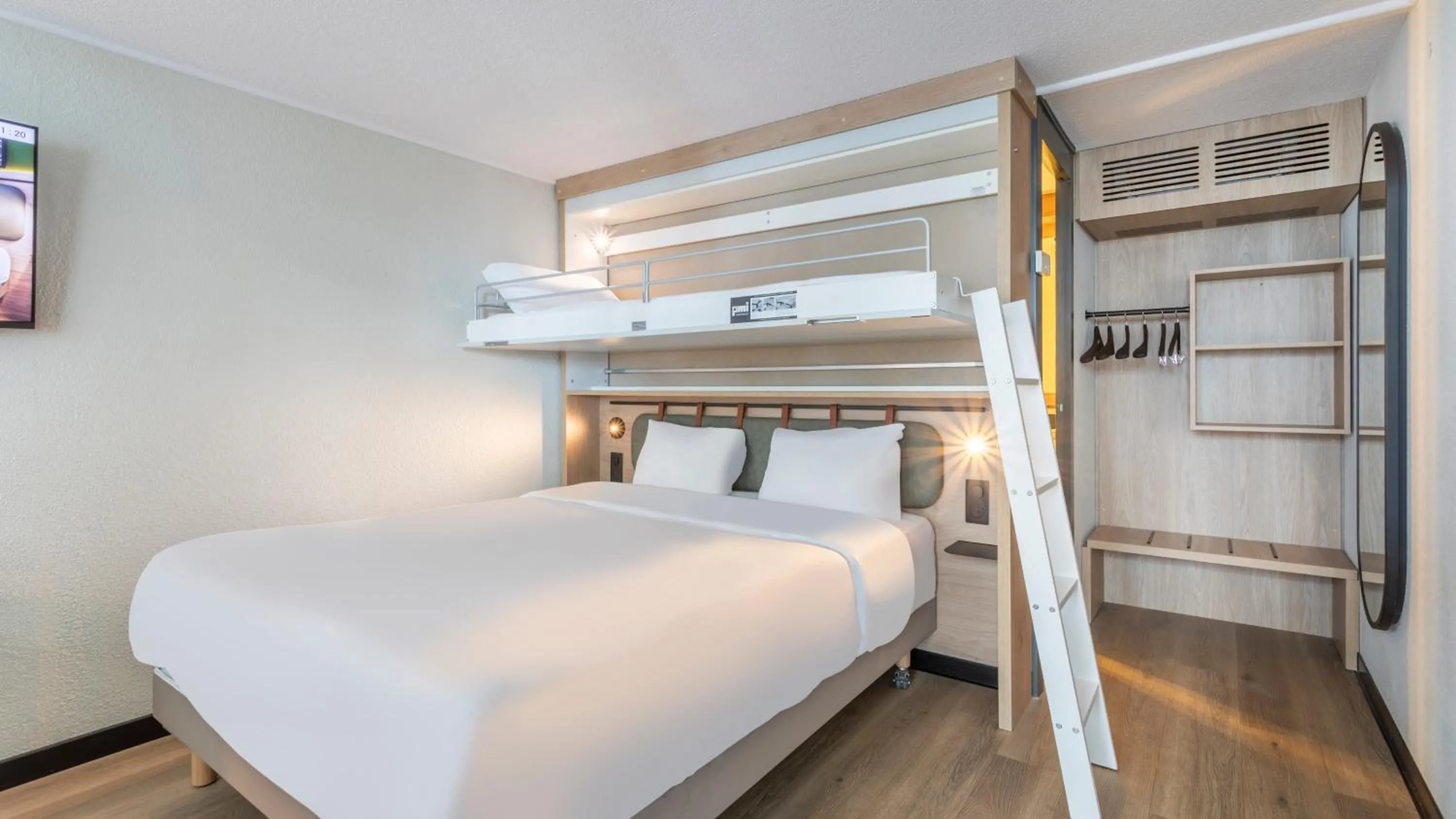 Standard Room - 1 Queen Bed 1 Bunk Bed in Campanile NATURE - Marseille Saint-Antoine