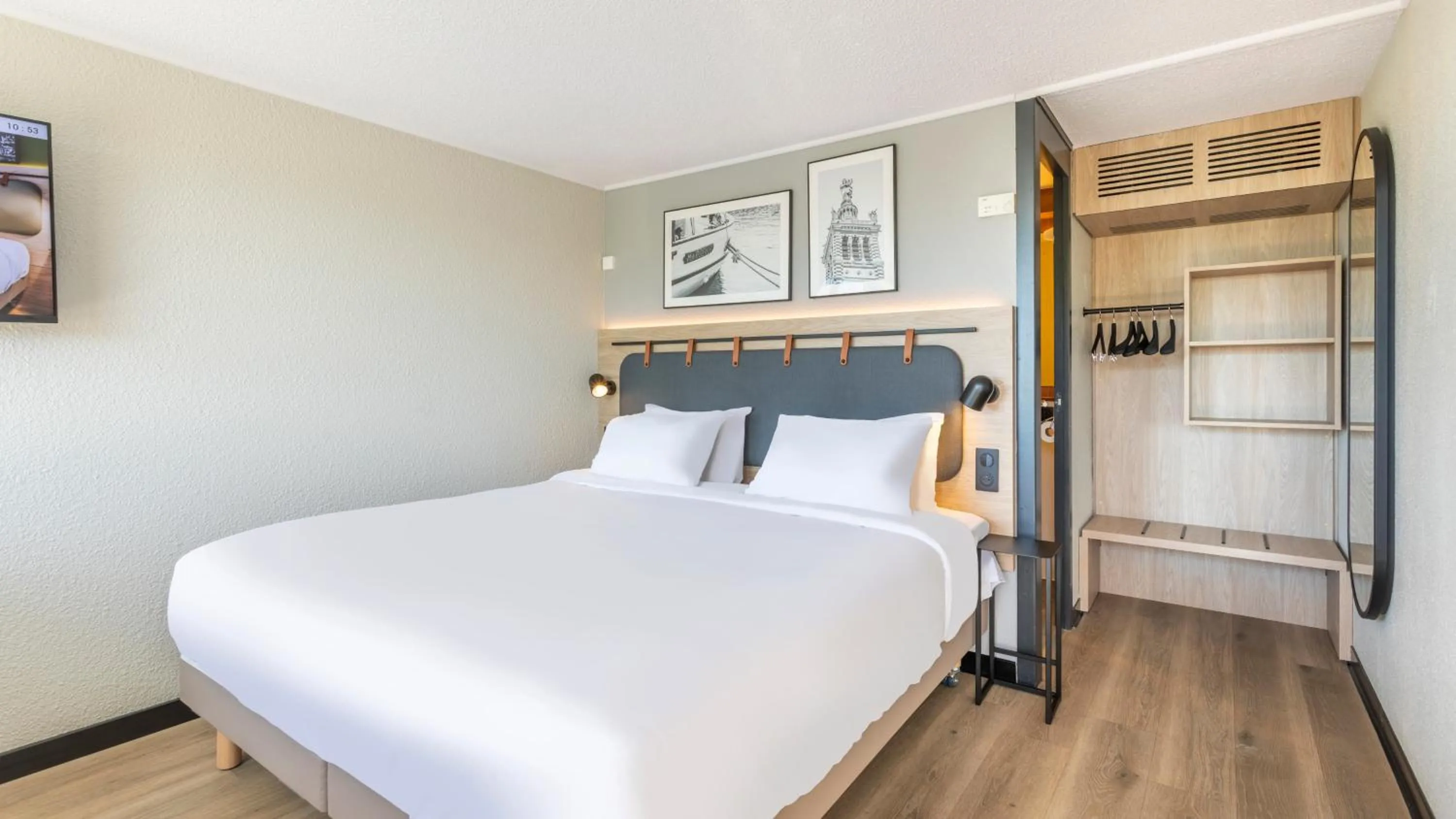 Superior Room - 1 King Bed in Campanile NATURE - Marseille Saint-Antoine