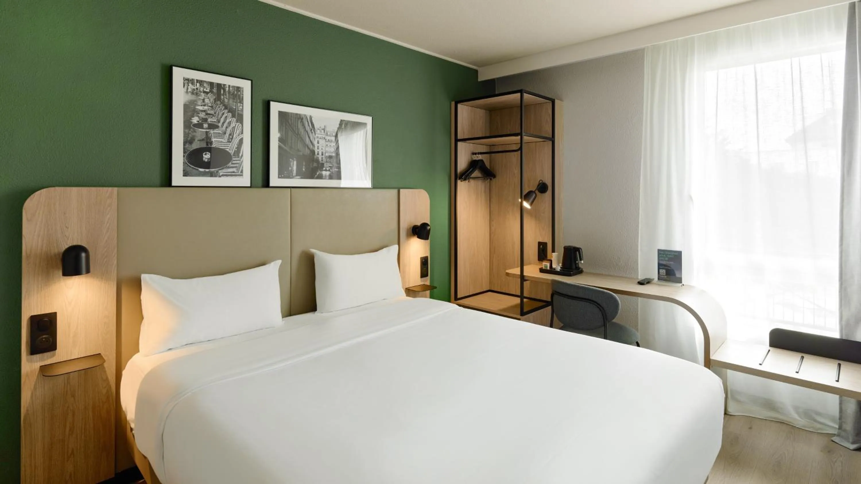 Standard Room - 1 Queen Bed in Campanile PRIME - Arcueil