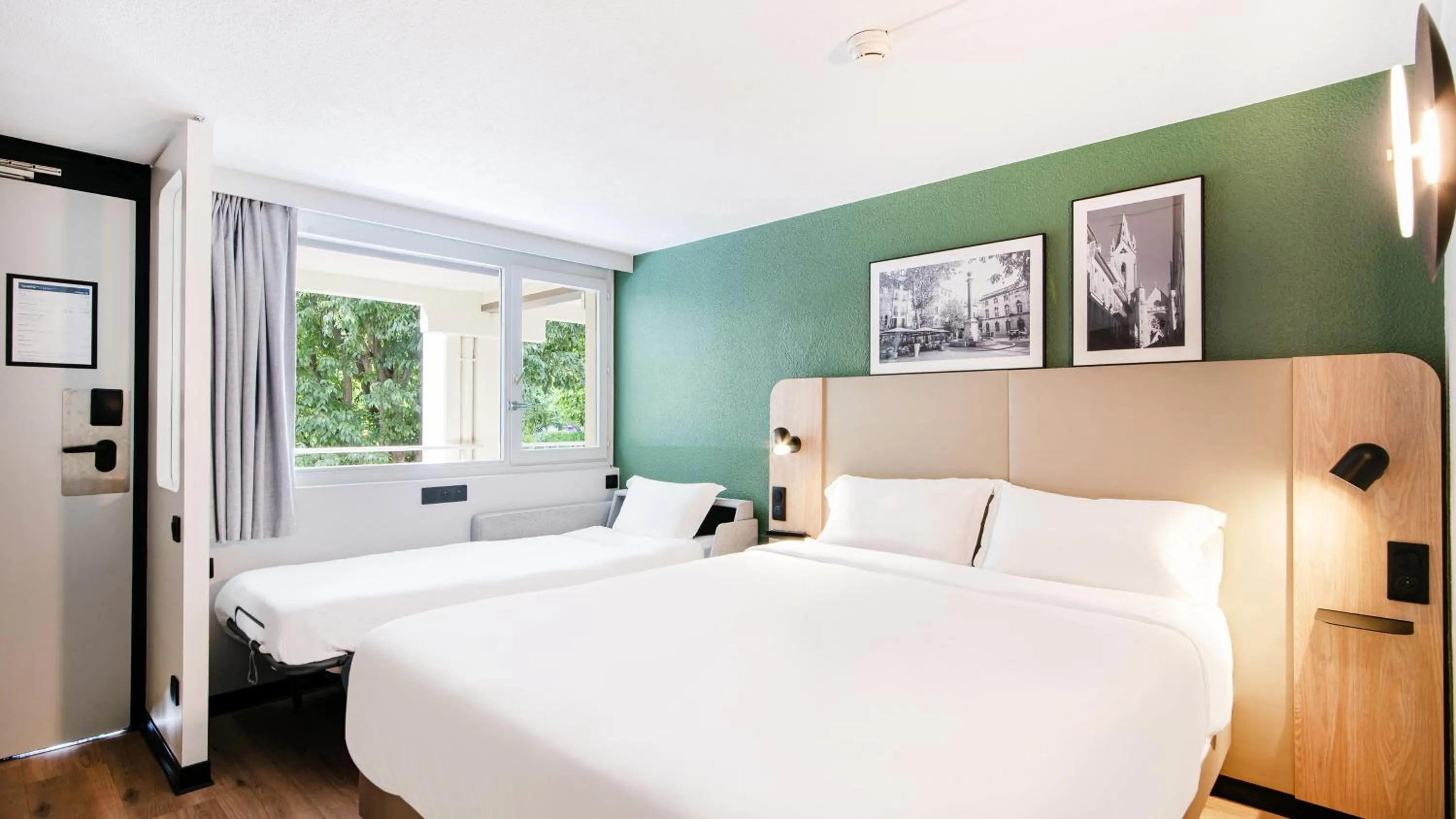 Standard Room Connecting - 2 Queen Beds 1 Sofa Bed in Campanile Prime - Aix-en-Provence Sud - Pont de l'Arc