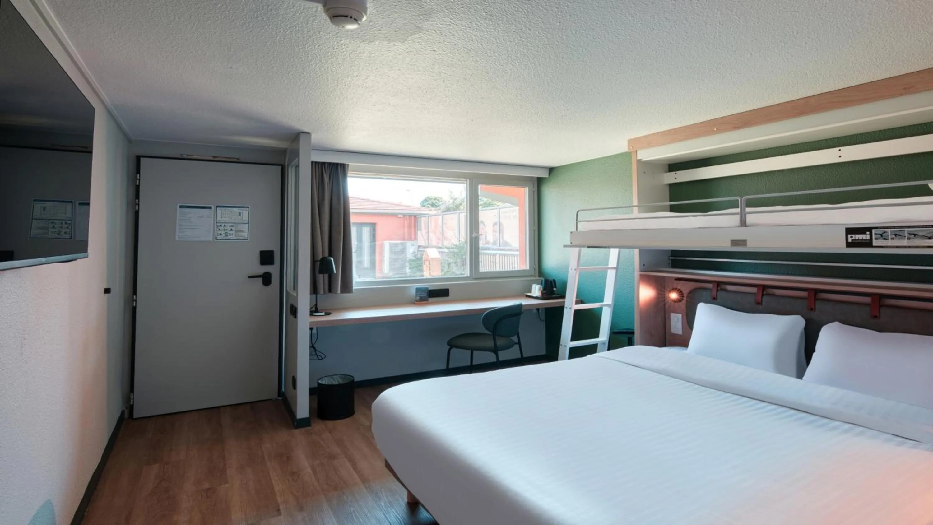 Standard Room - 1 Queen Bed 1 Bunk Bed in Campanile NATURE - Dreux