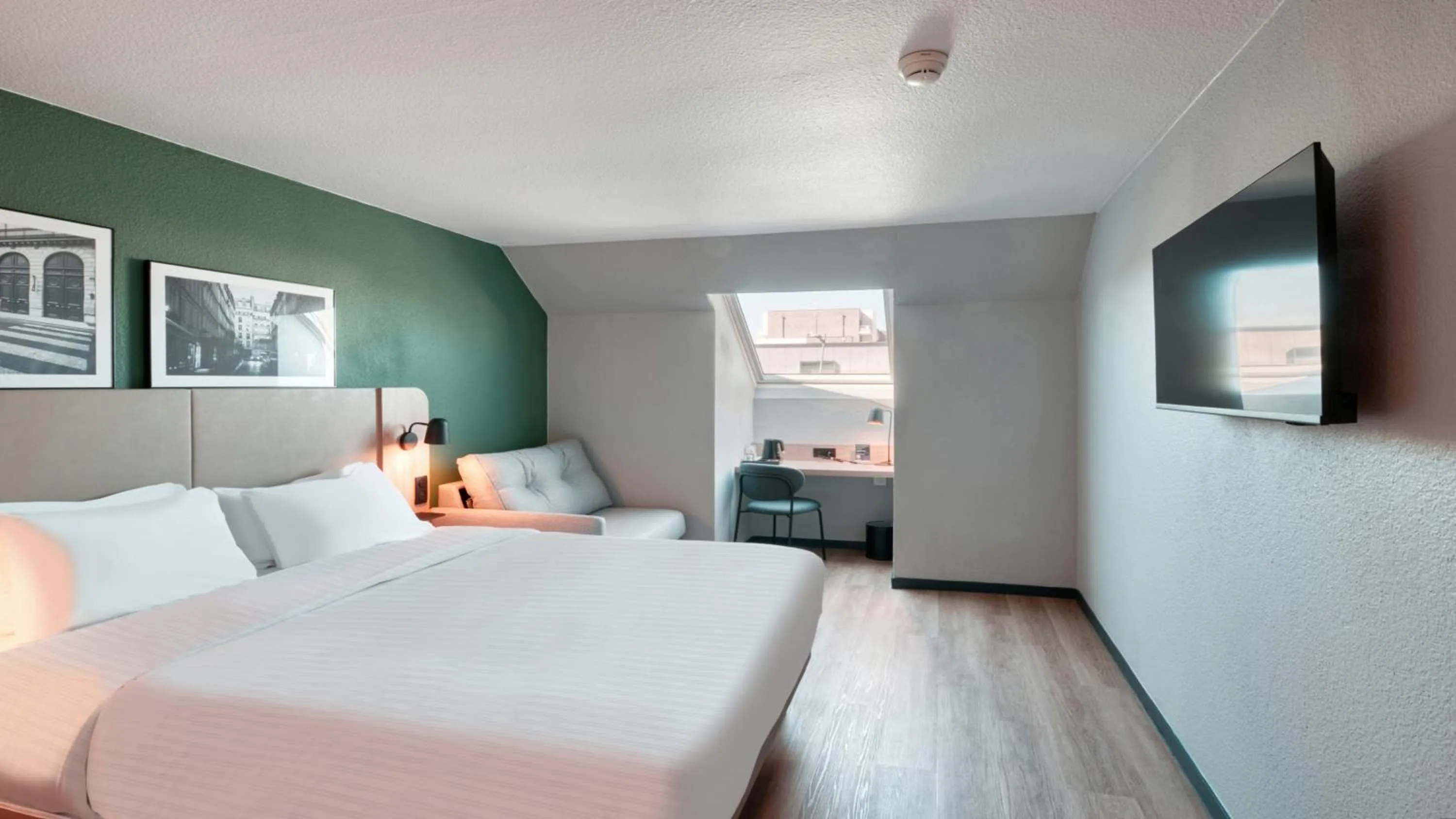 Standard Room - 1 Queen Bed 1 Sofa Bed in Campanile NATURE - Dreux