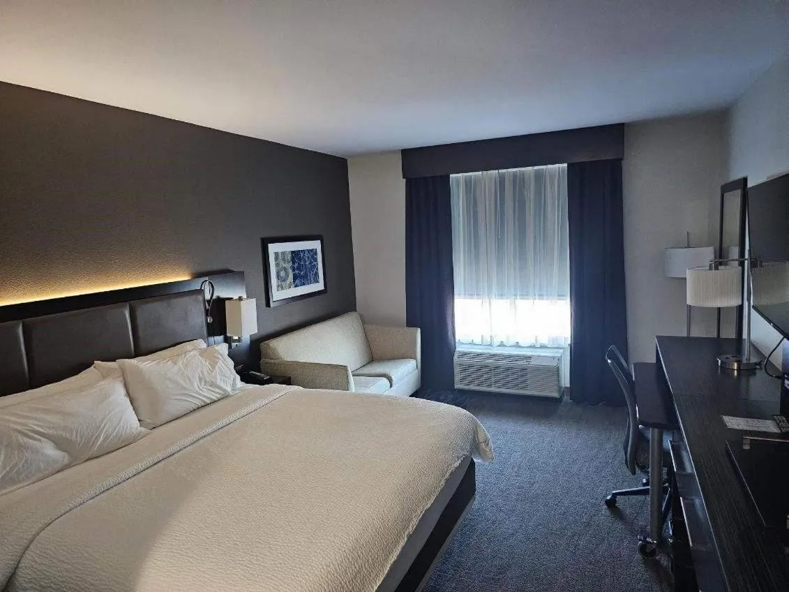 Standard King Room with City View in Holiday Inn Paducah Riverfront by IHG