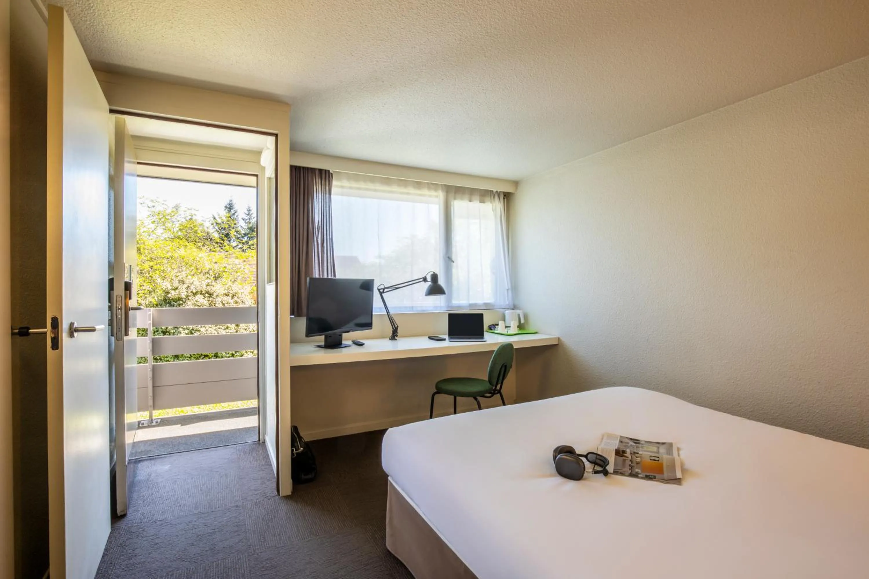 Double Room with One Double Bed and One Junior Bed (Up To 10 Years) in Campanile Auxerre - Monéteau