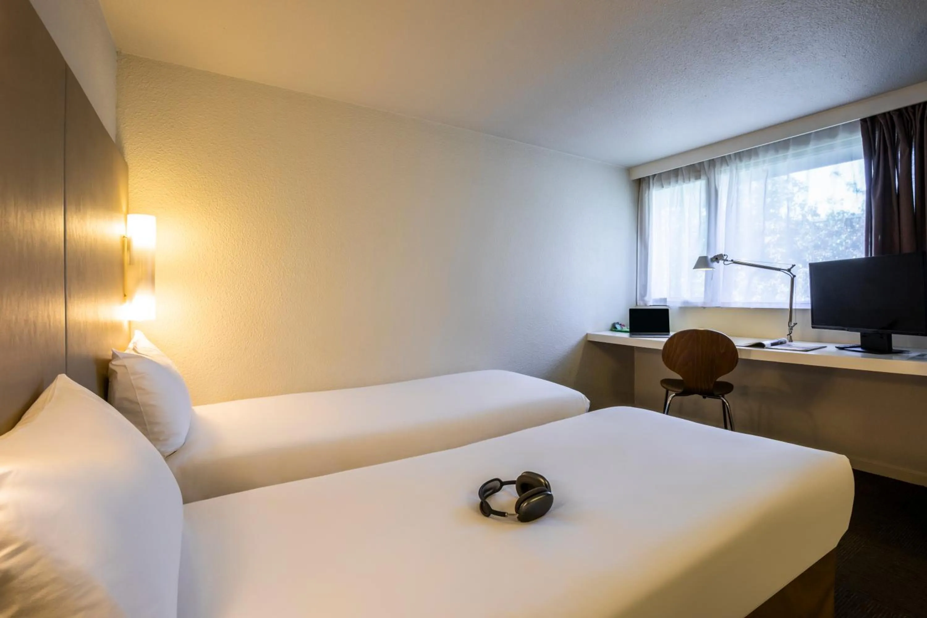 Twin Room with Two Single Beds and 1 Junior Bed (Up To 10 Years) in Campanile Auxerre - Monéteau