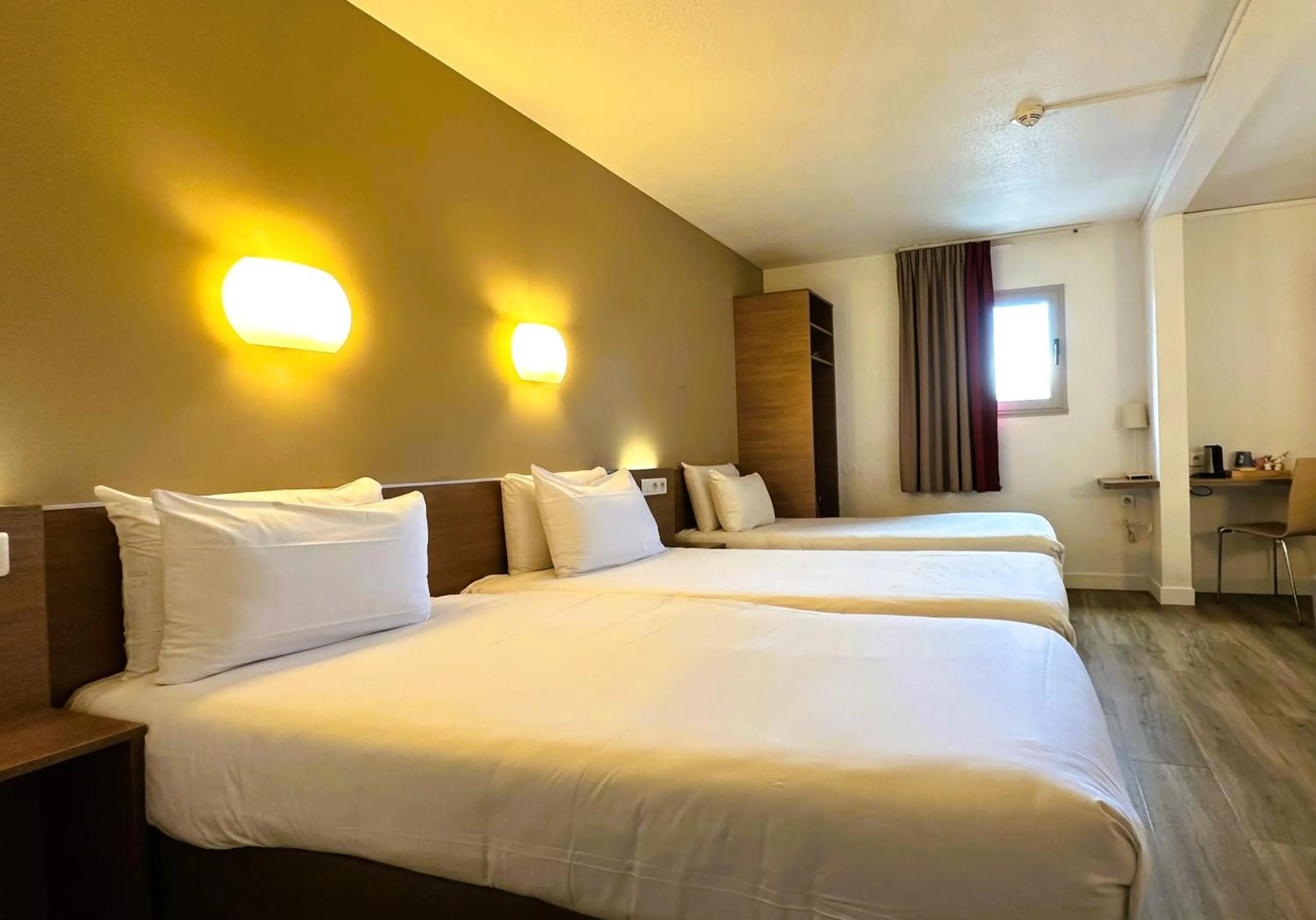 Triple Room in Kyriad Le Bourget Centre- Parc Des Expositions