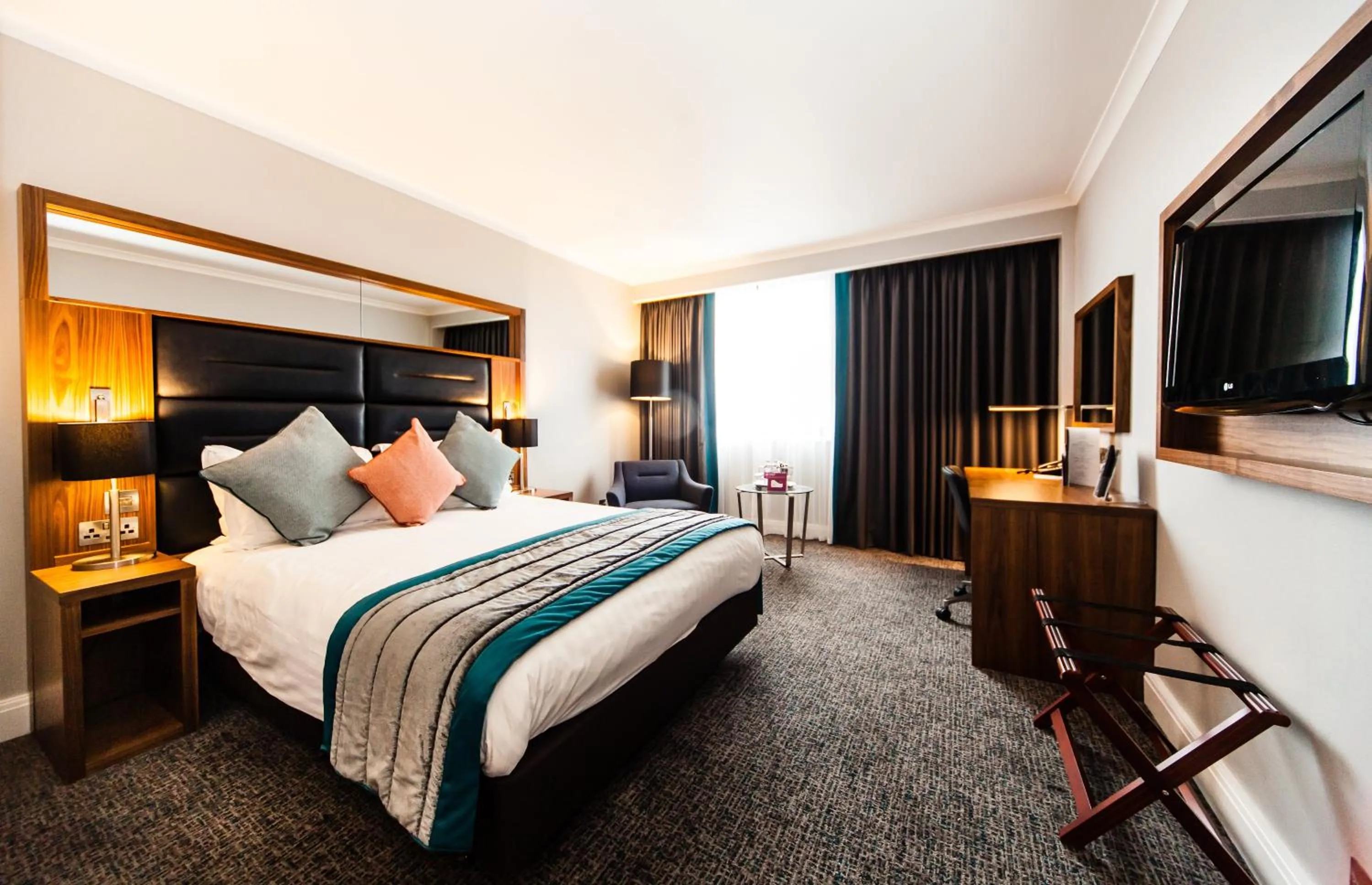 Standard Queen Room - Disability Access in Crowne Plaza Leeds by IHG
