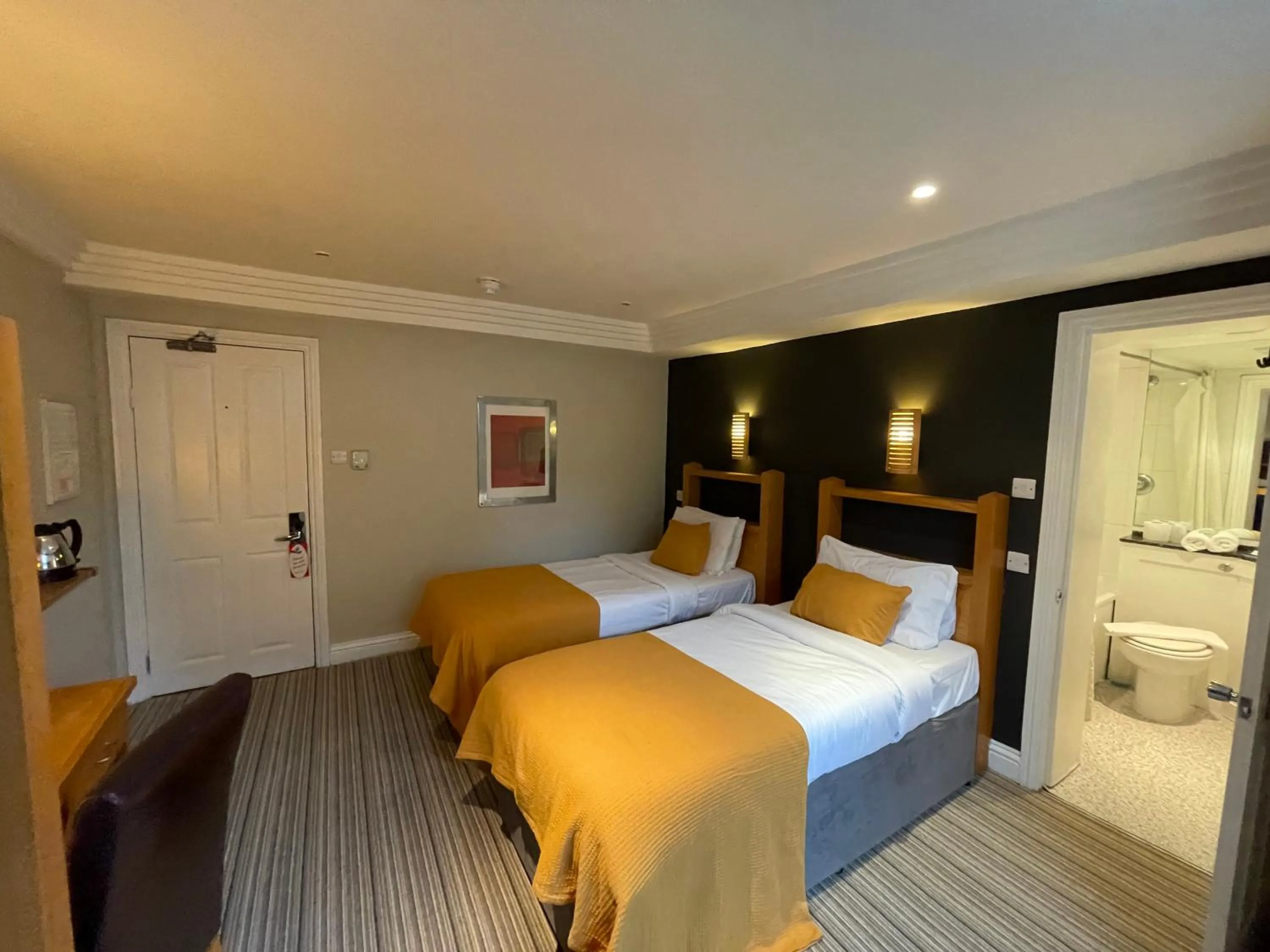 Twin Room in Shandon Hotel