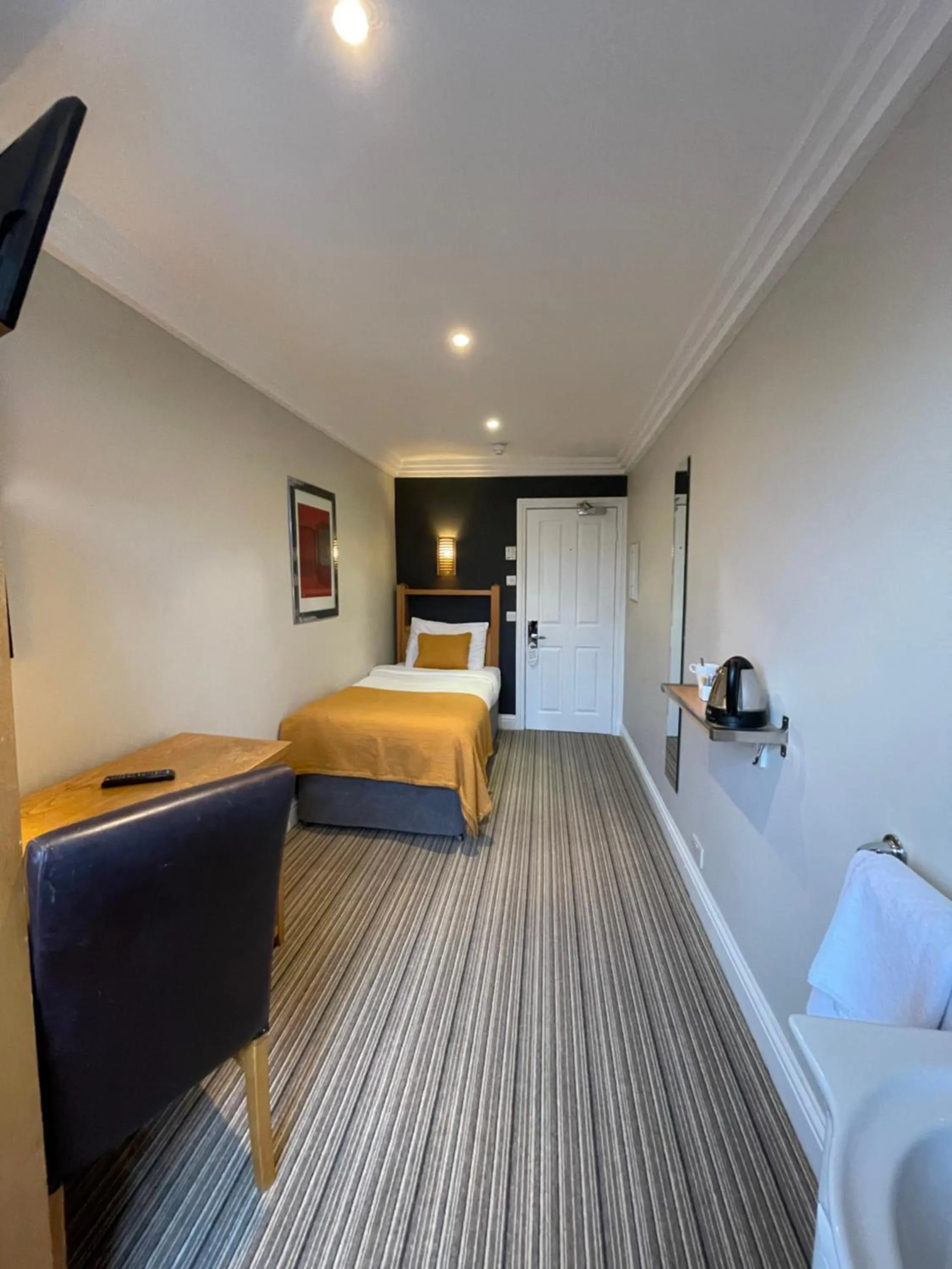 Basic Single Room with Shared Bathroom in Shandon Hotel