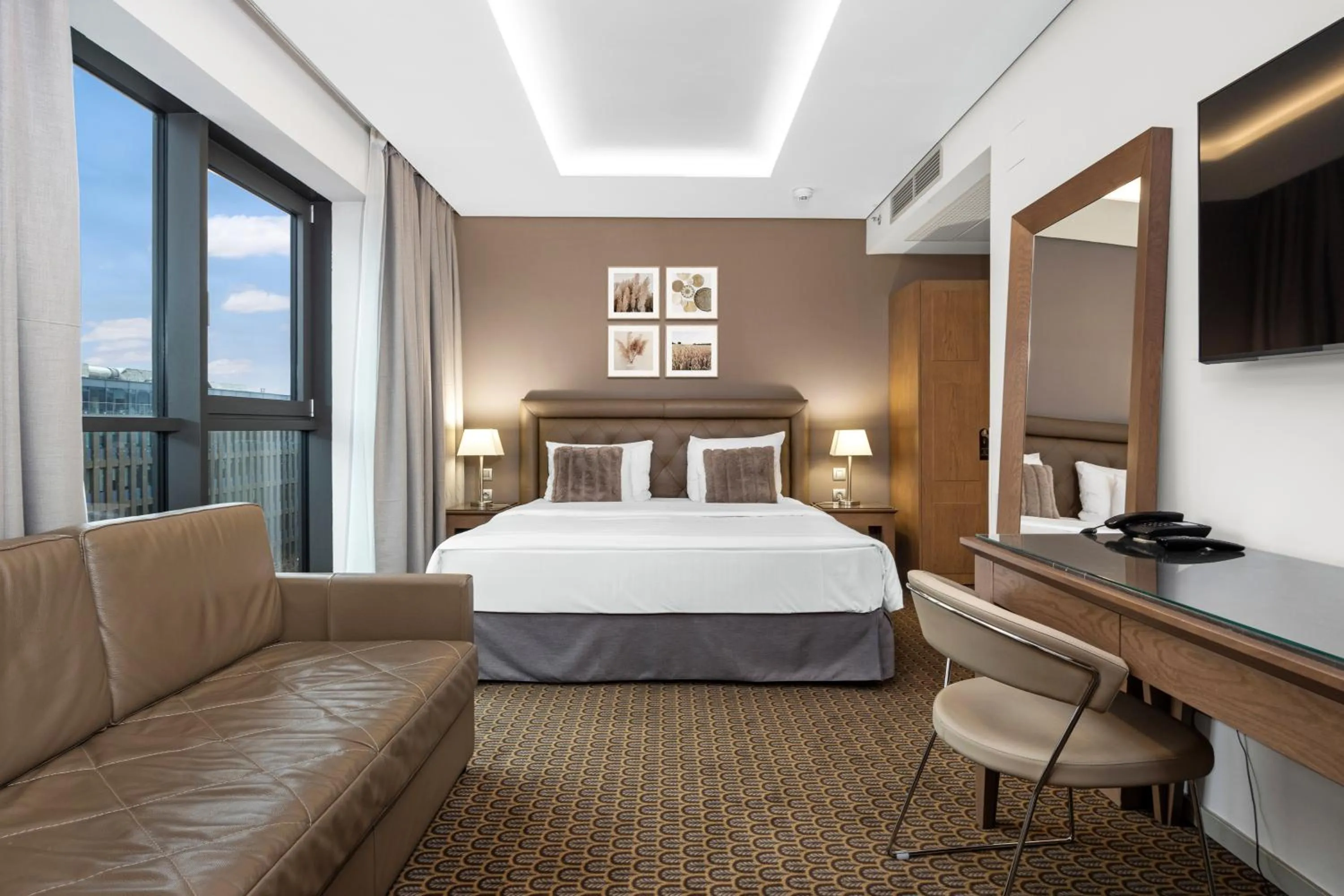 Two Connecting Double Rooms with Two Bathrooms in Hotel Royal Prague