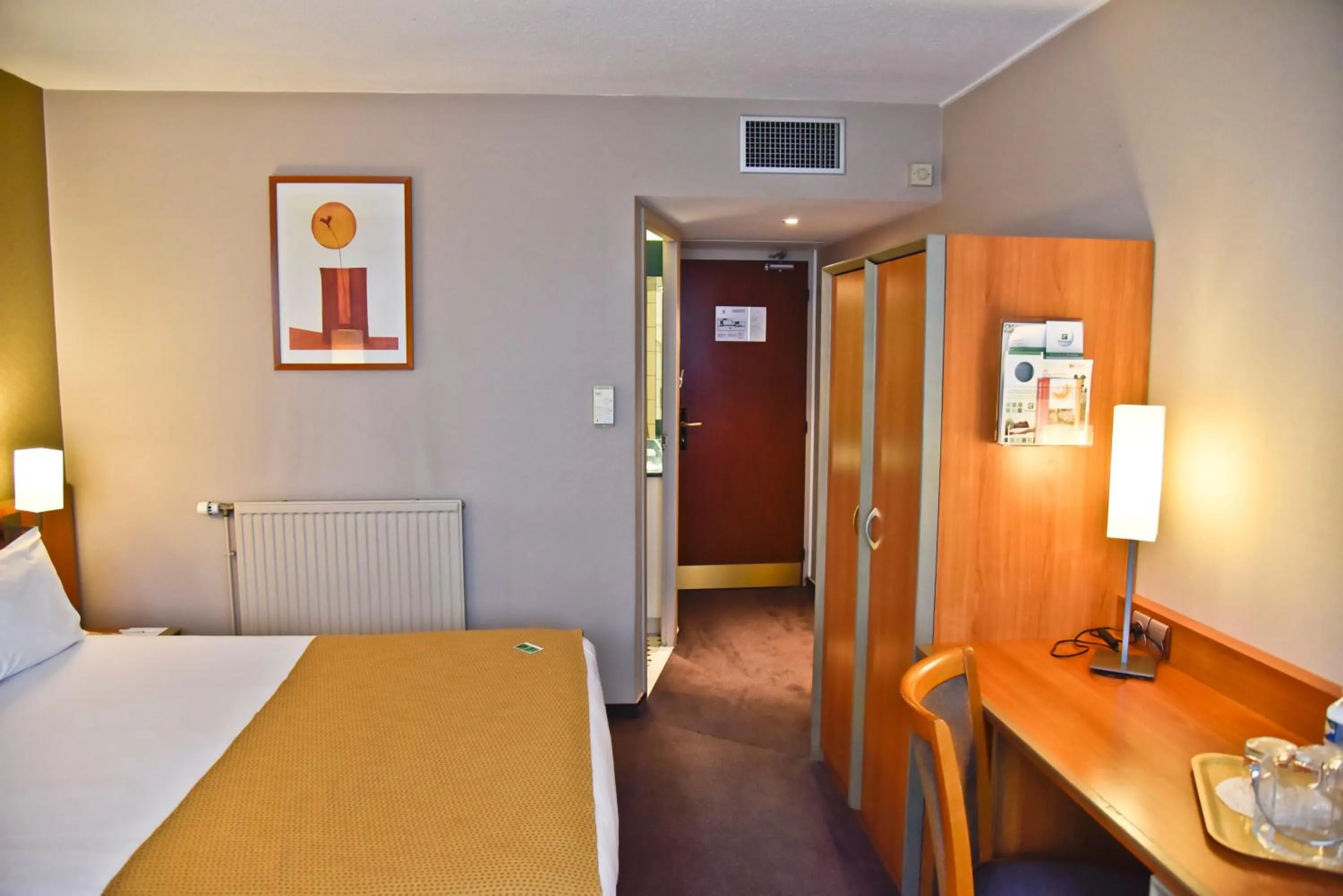 Standard Queen Room in Holiday Inn Calais-Centre by IHG