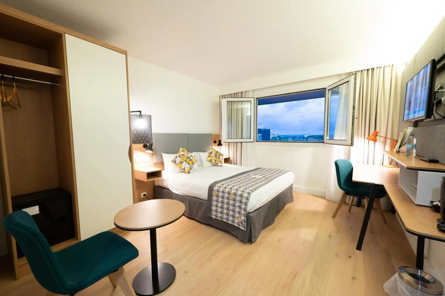 Standard Queen Room with Sea View in Holiday Inn Calais-Centre by IHG