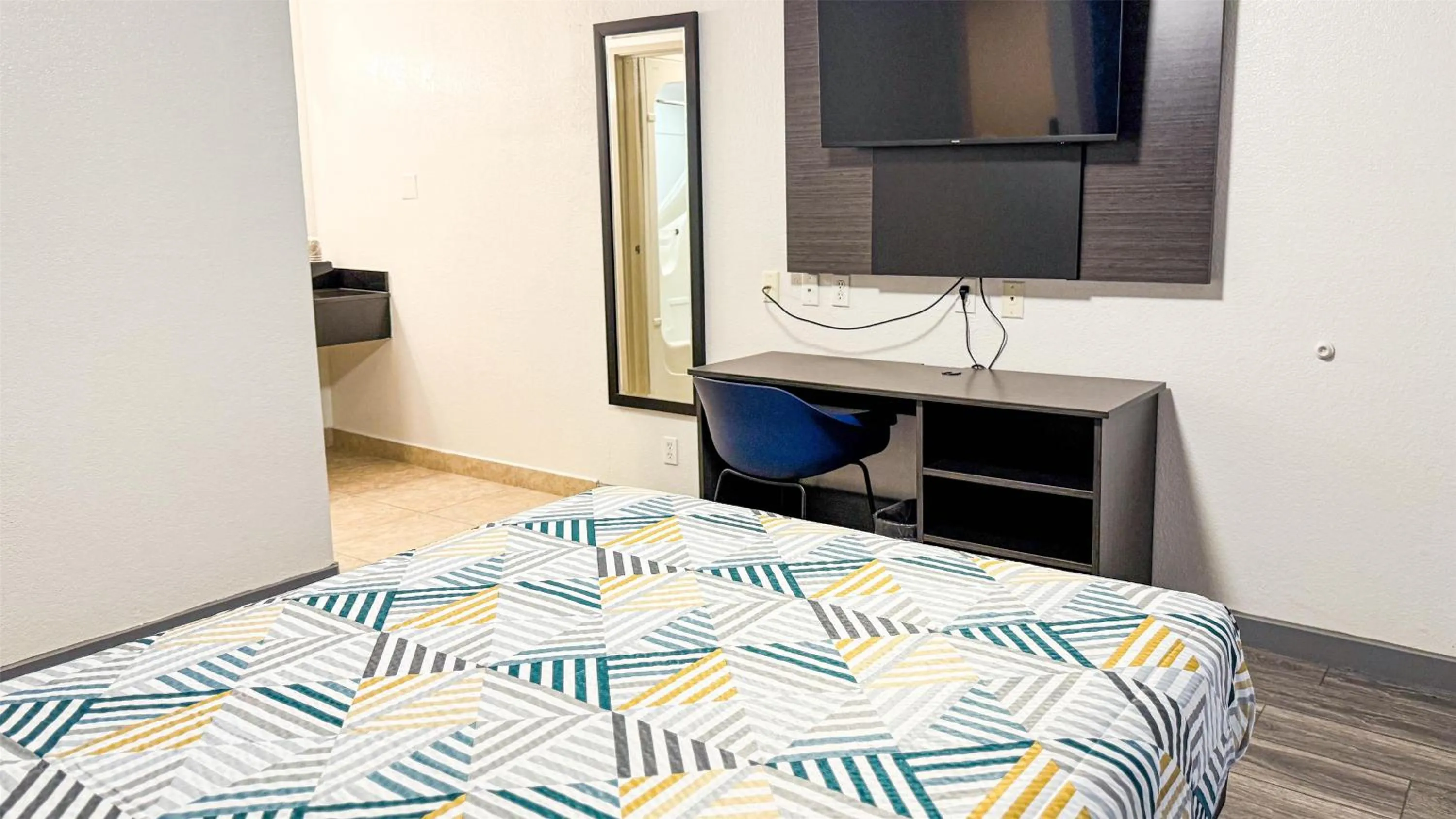 Deluxe Double Room - single occupancy - Smoking in Studio 6-Grand Prairie, TX