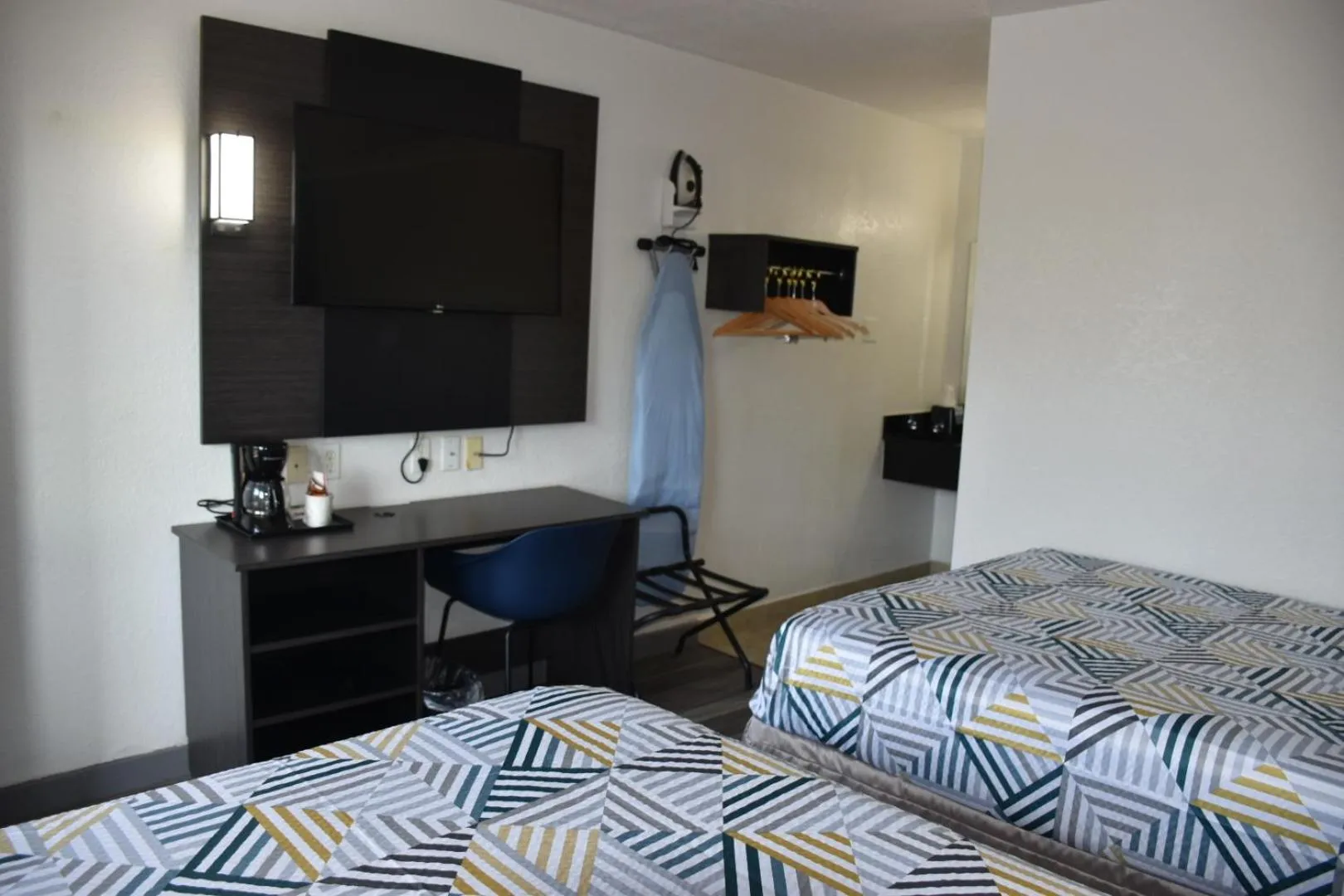 Quadruple Room - single occupancy - Non-Smoking in Studio 6-Grand Prairie, TX