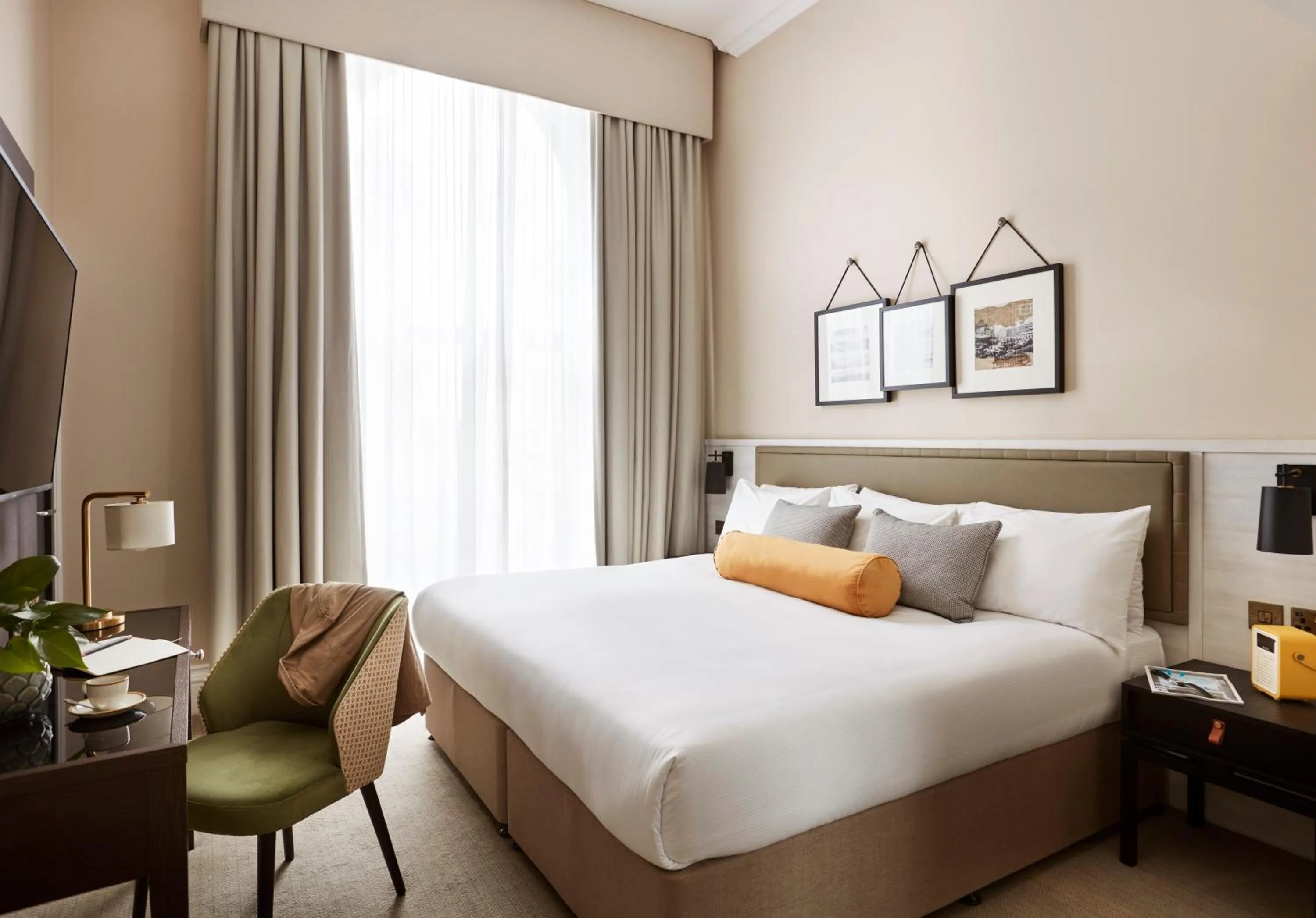 Classic King Room in The Clermont London, Victoria