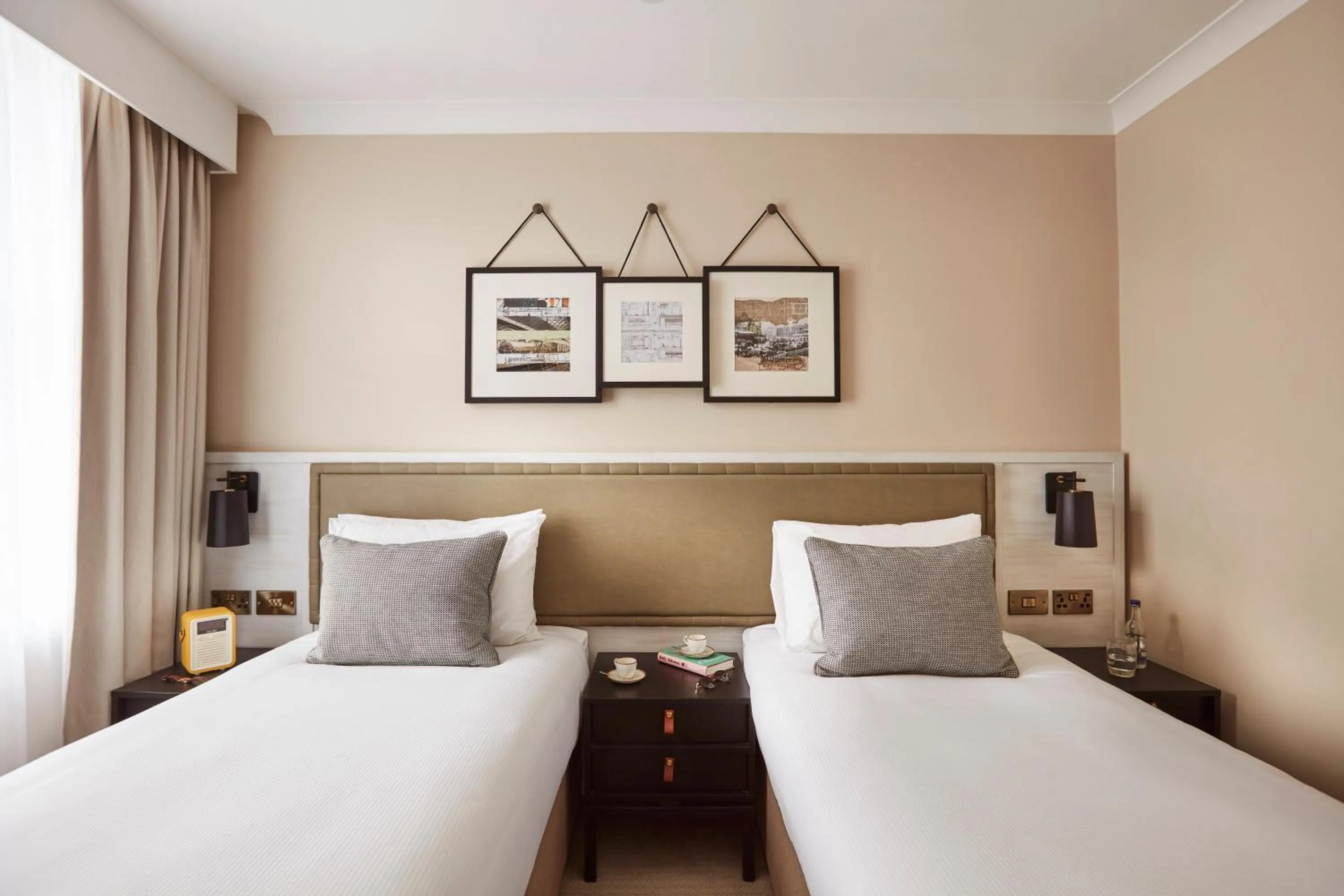 Classic Twin Room in The Clermont London, Victoria