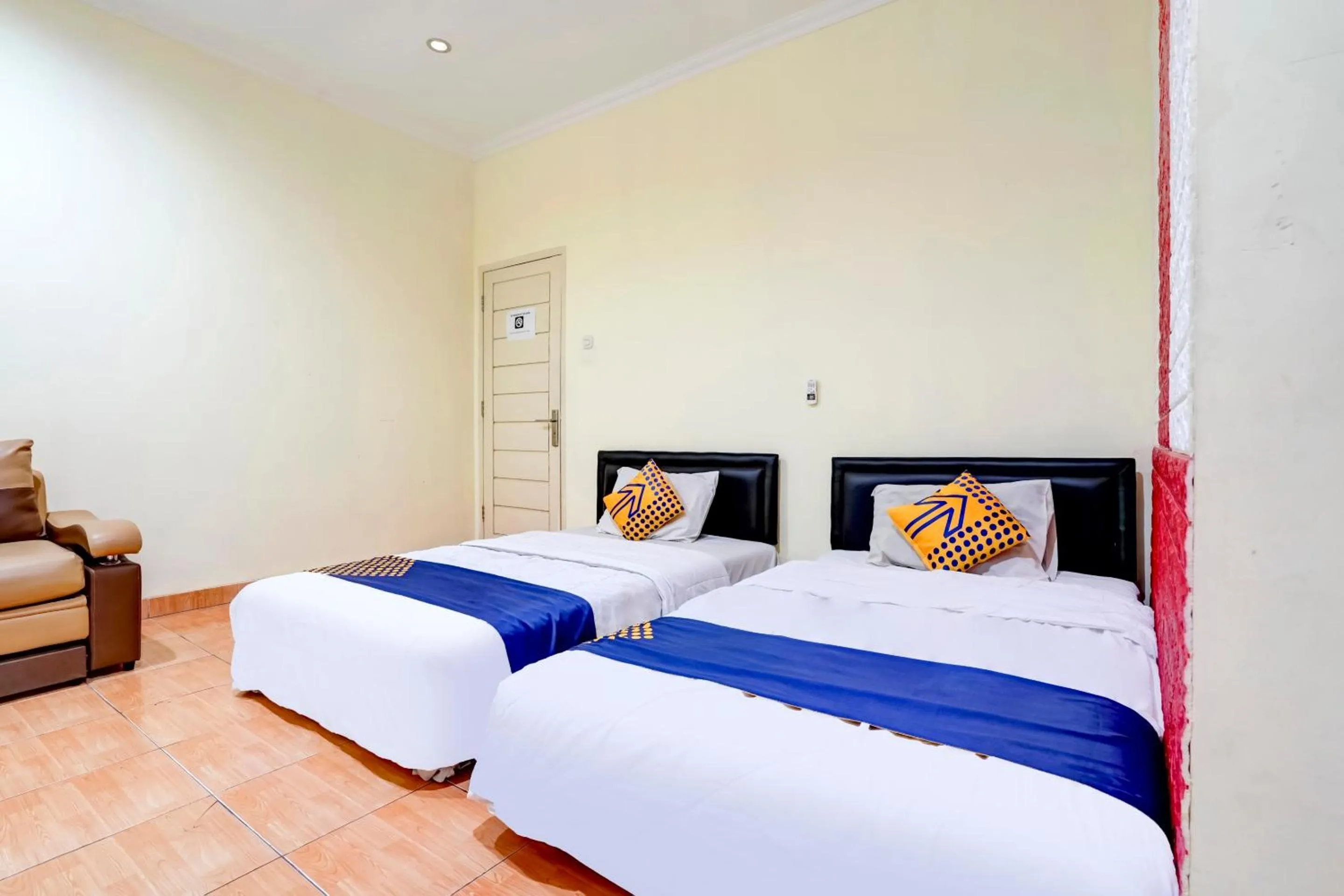 Standard Twin Room - single occupancy in Radio Backpacker Guesthouse Syariah