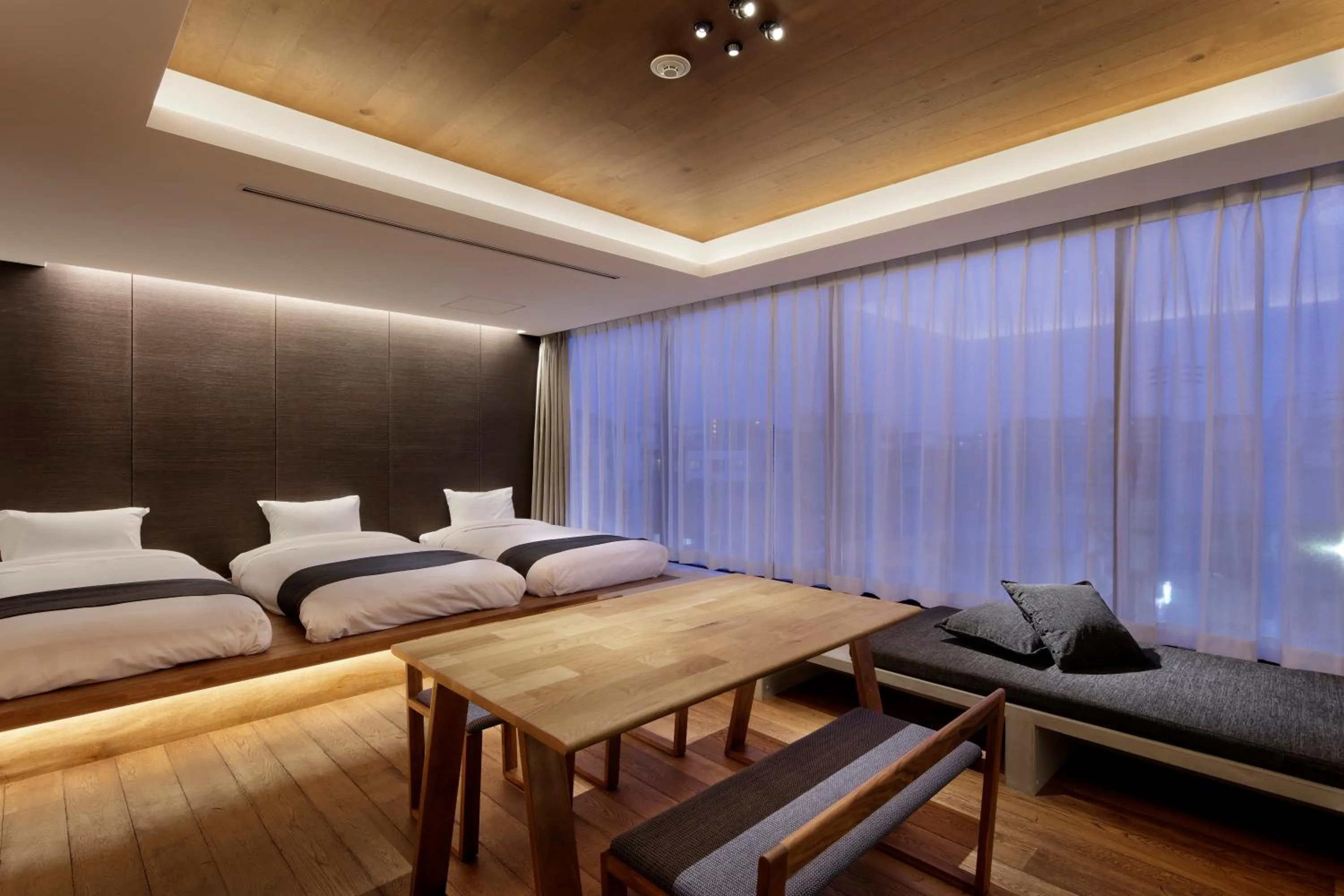 Studio with Dining Table in 22 PIECES