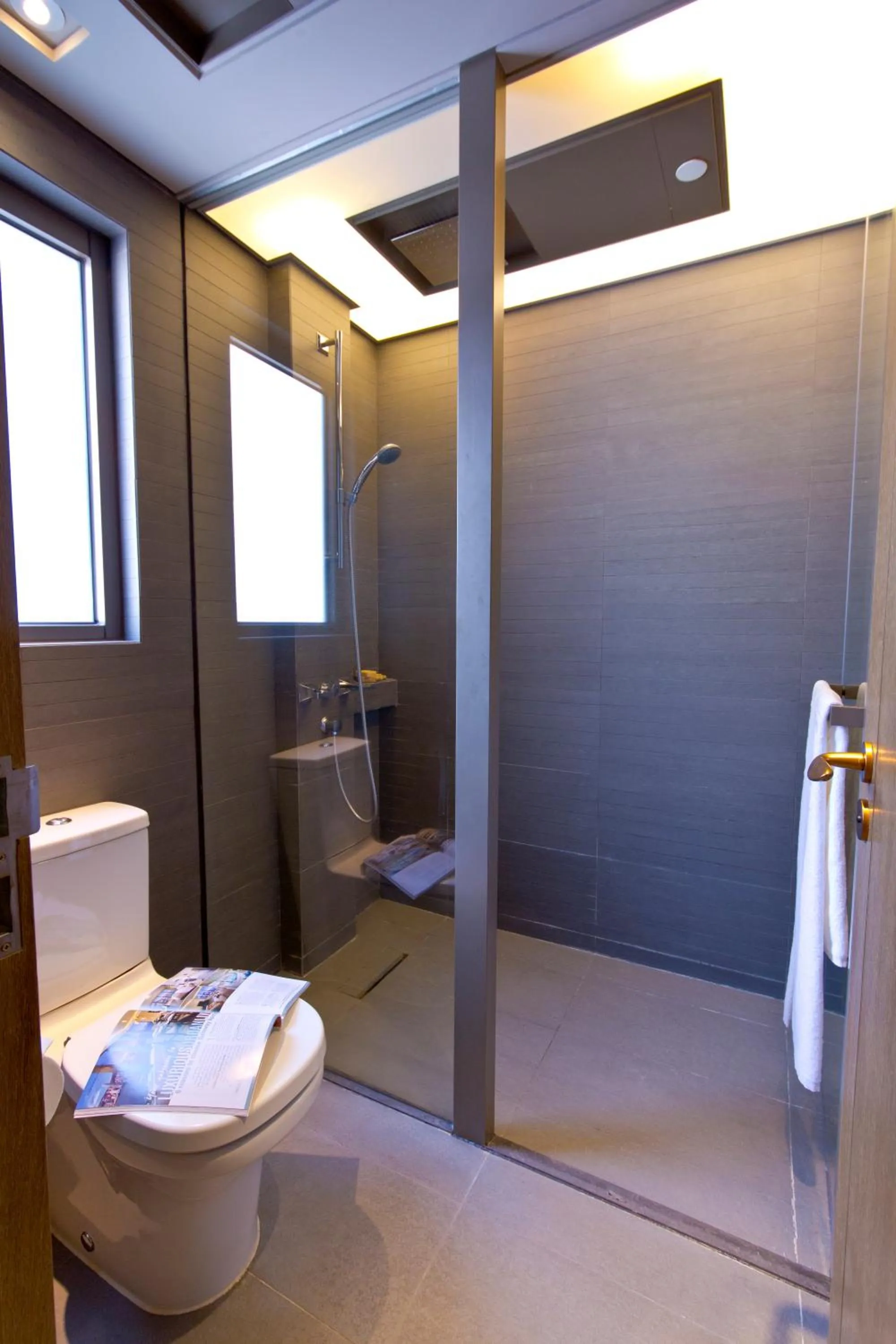 Family Room (1 King bed and 1 Roll-away bed) in Wanchai 88