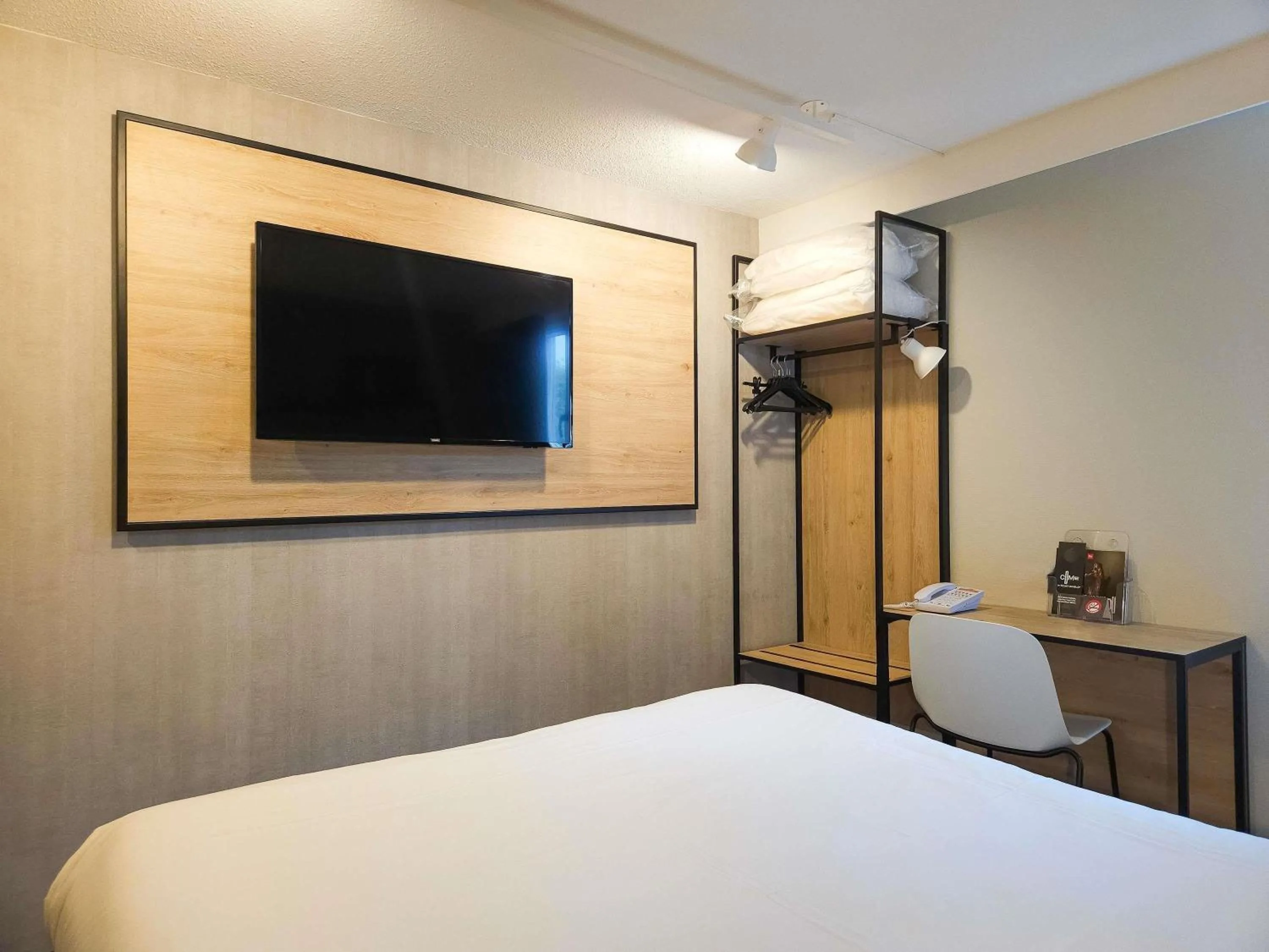 Standard Twin Room in ibis Creil Sur Oise