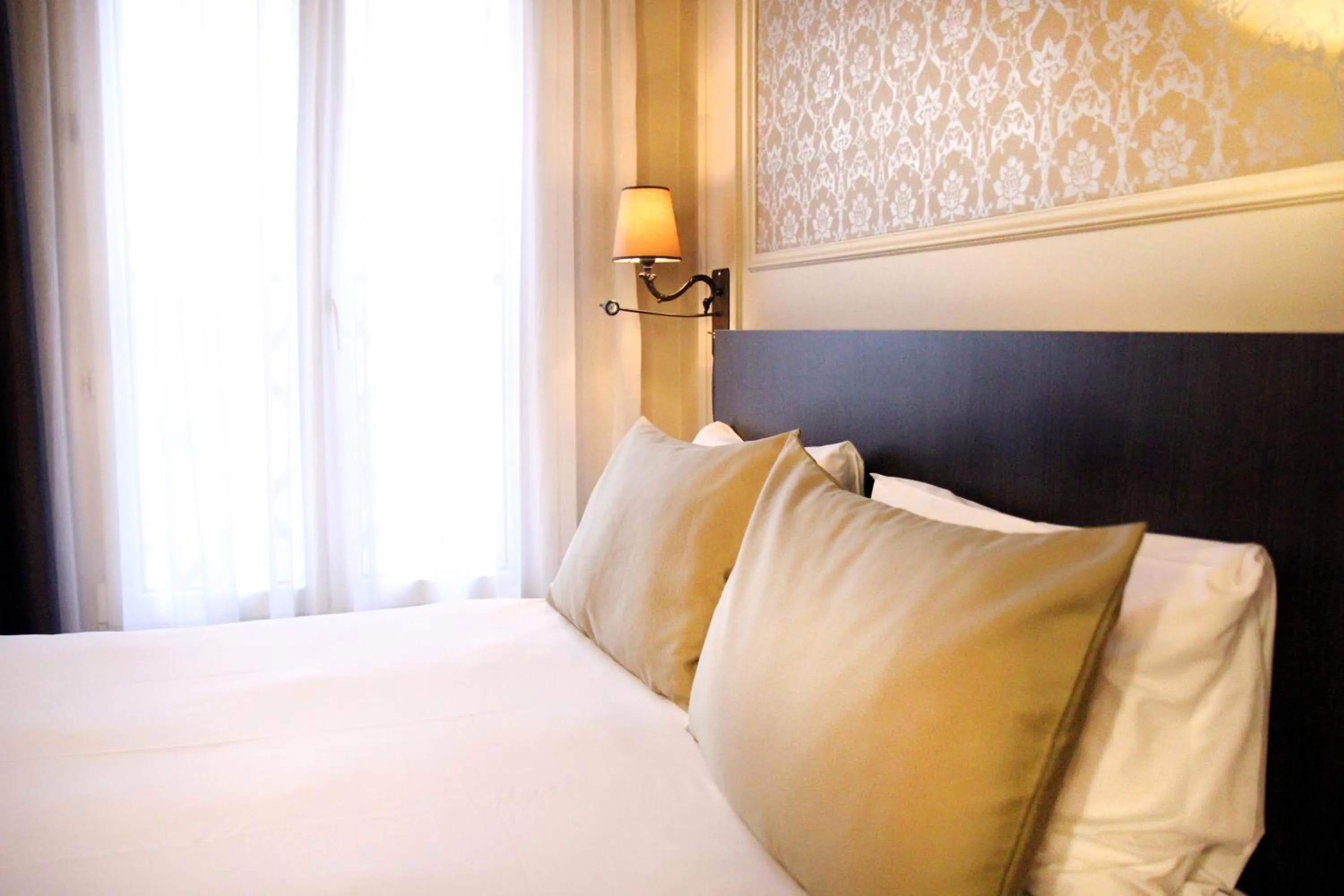 Classic Twin Room in Best Western Le Montmartre – Saint Pierre