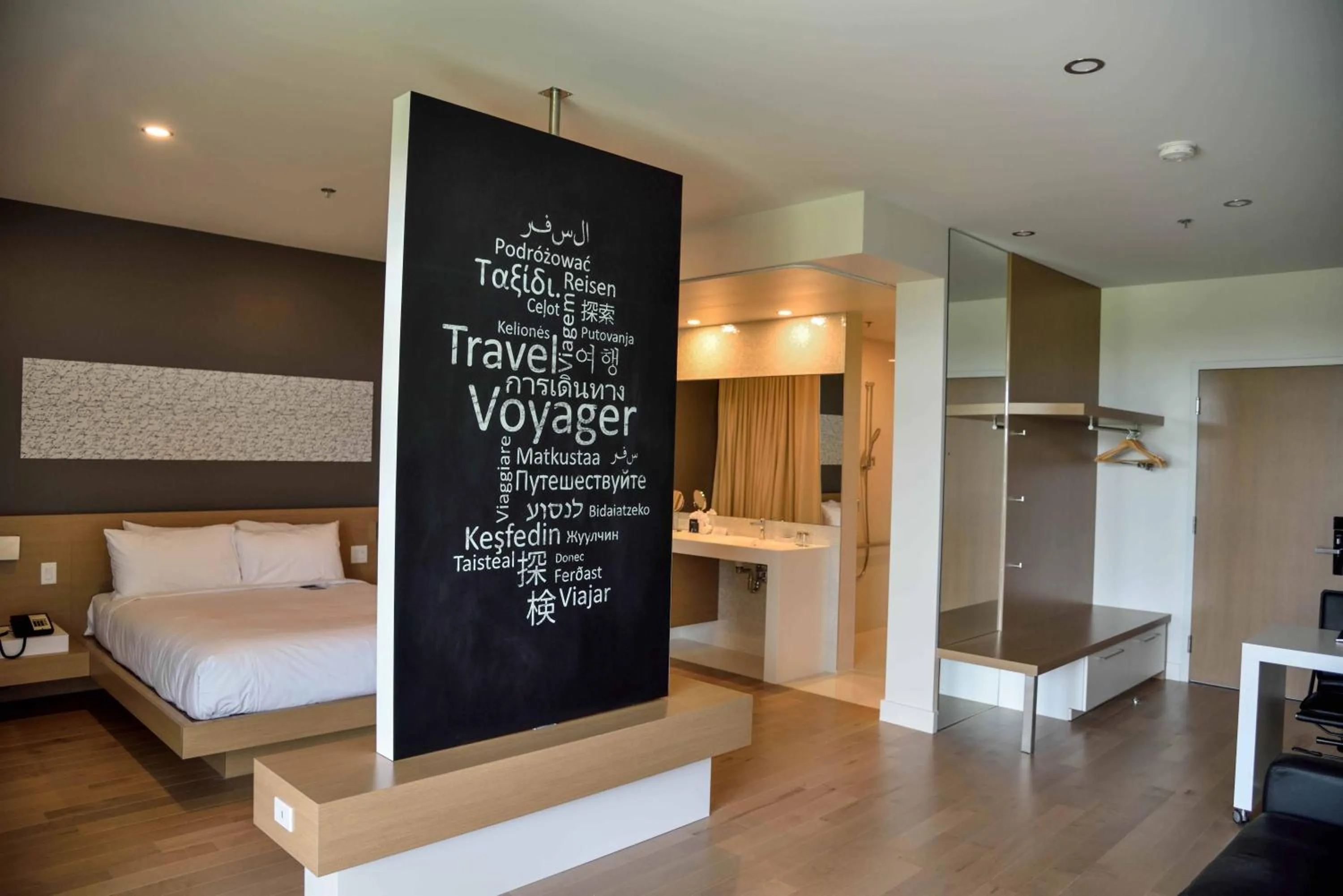 Junior Suite with Balcony in La Cache du Lac Champlain