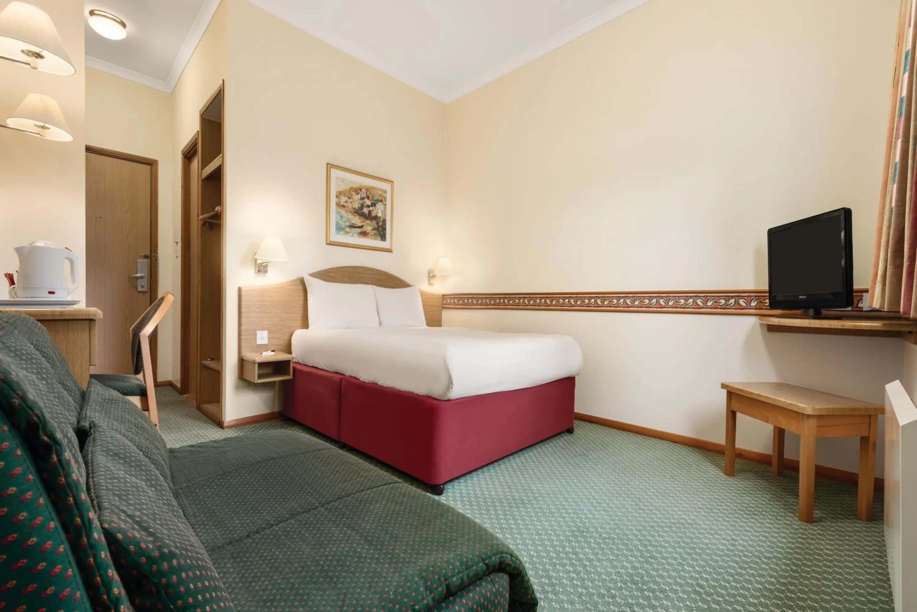 Small family room in Days Inn by Wyndham Donington