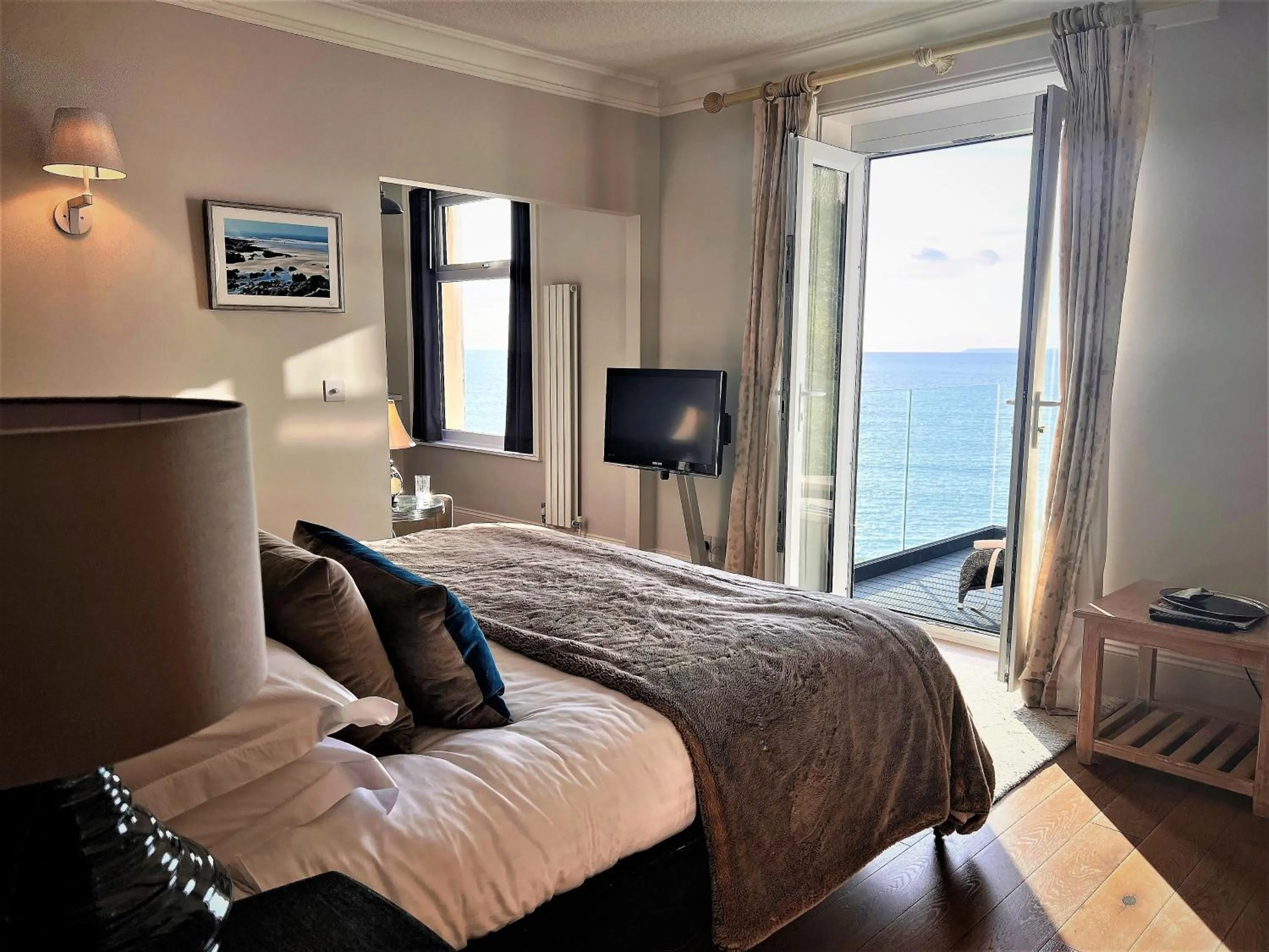 Deluxe Suite with Sea View in Watersmeet Hotel