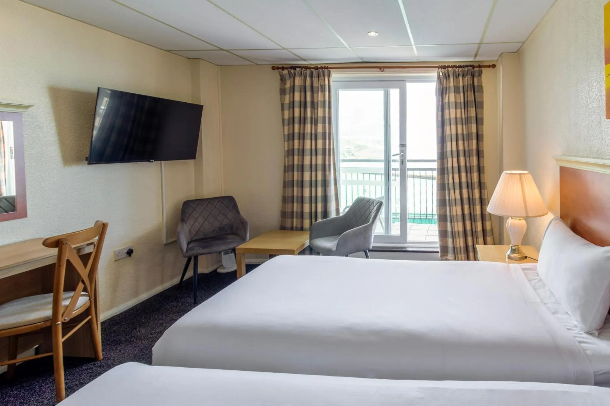 Premier Twin Room in The Grand Burstin Hotel