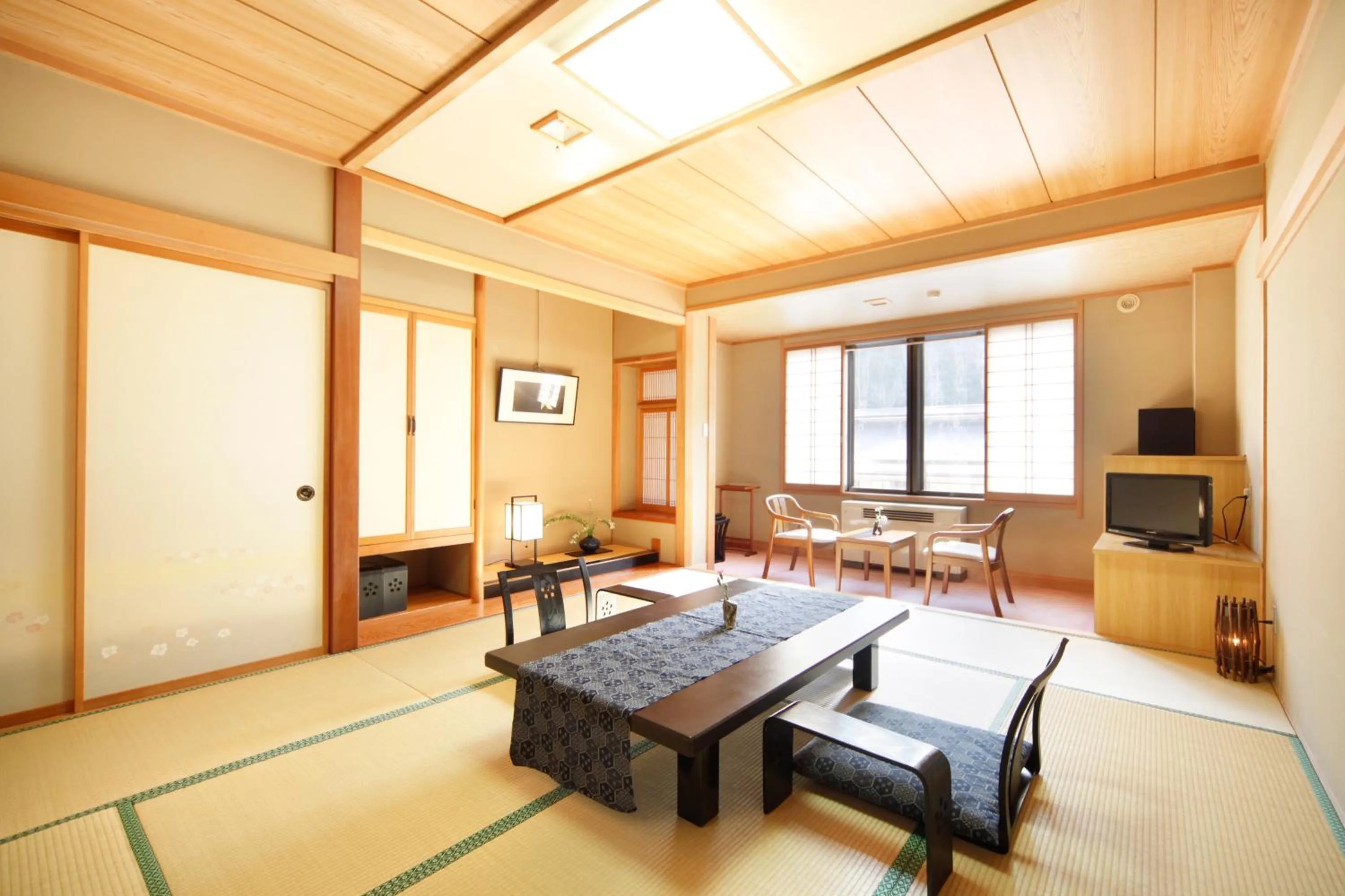 Standard Japanese-Style Room in Oribana