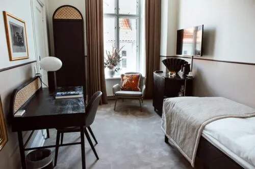 Queen's Single Room in Hotel Royal