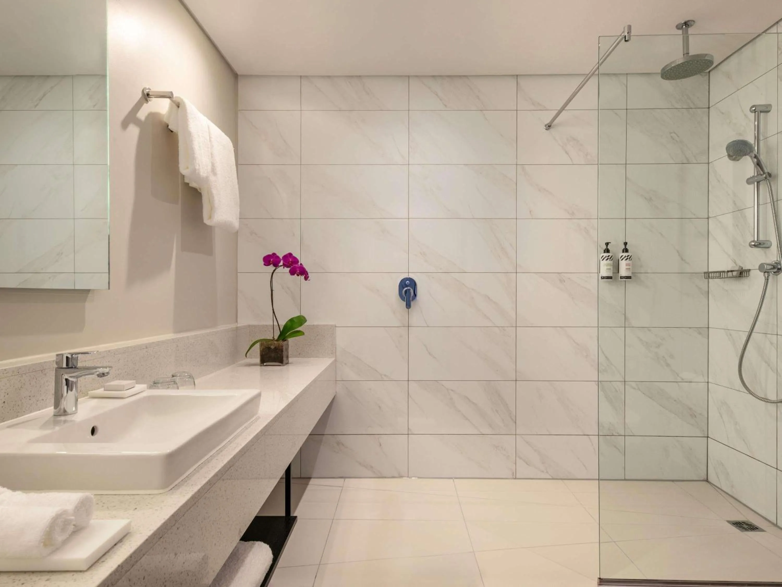 Superior Twin Room (Shower Only) in Pullman Cape Town City Centre