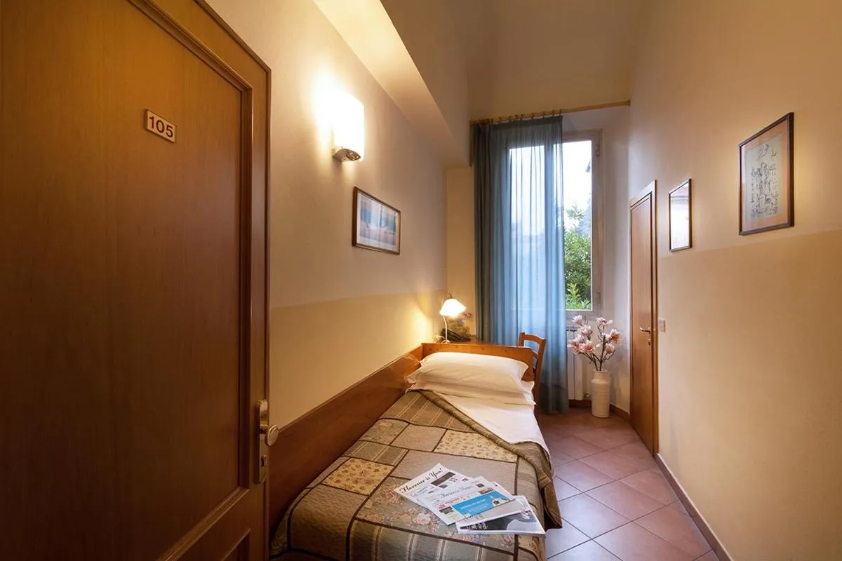 Single Room with Private External Bathroom in Hotel Eden
