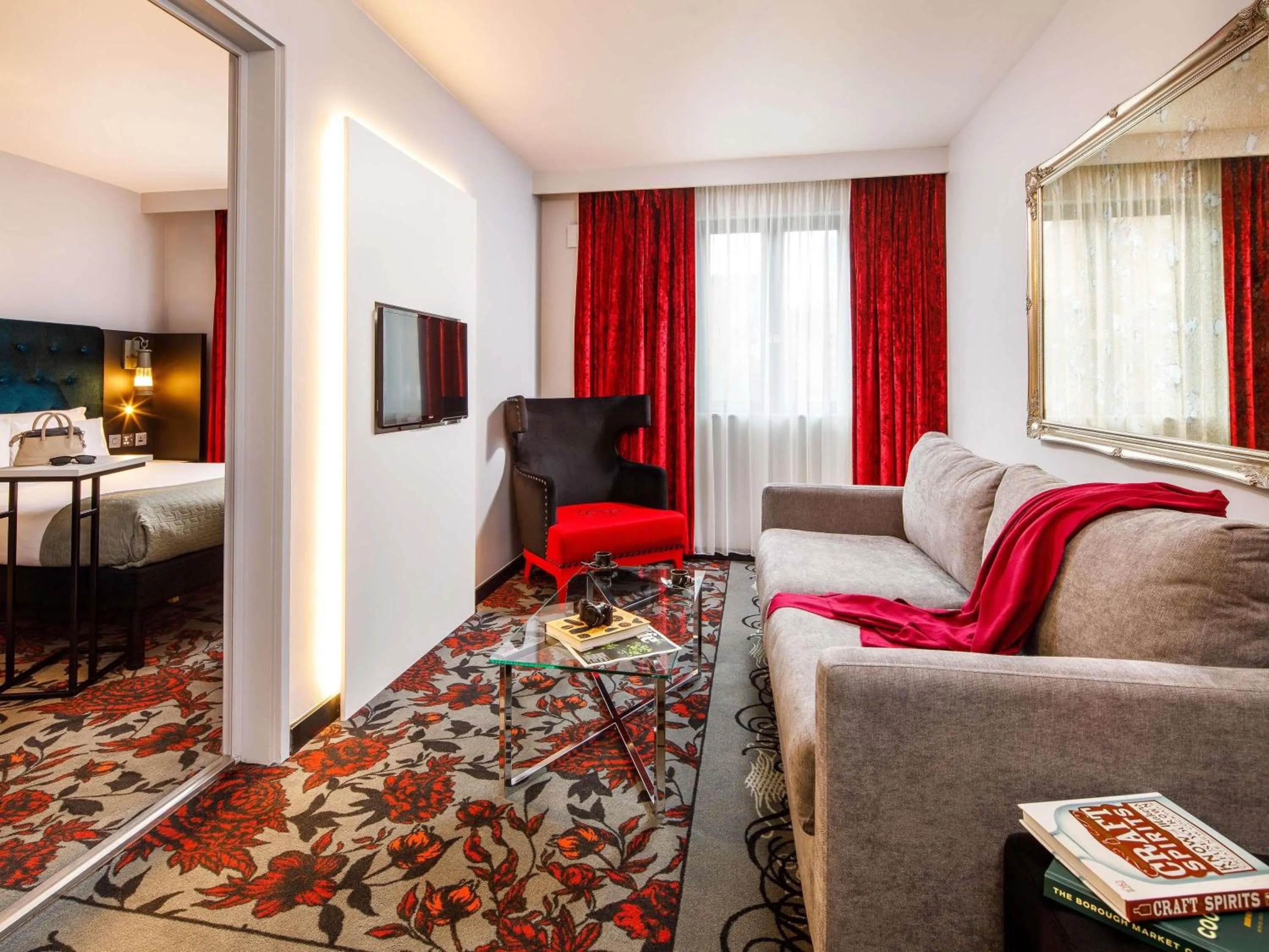 Superior Suite with 1 queensize bed and sofa in ibis Styles London Southwark - near Borough Market