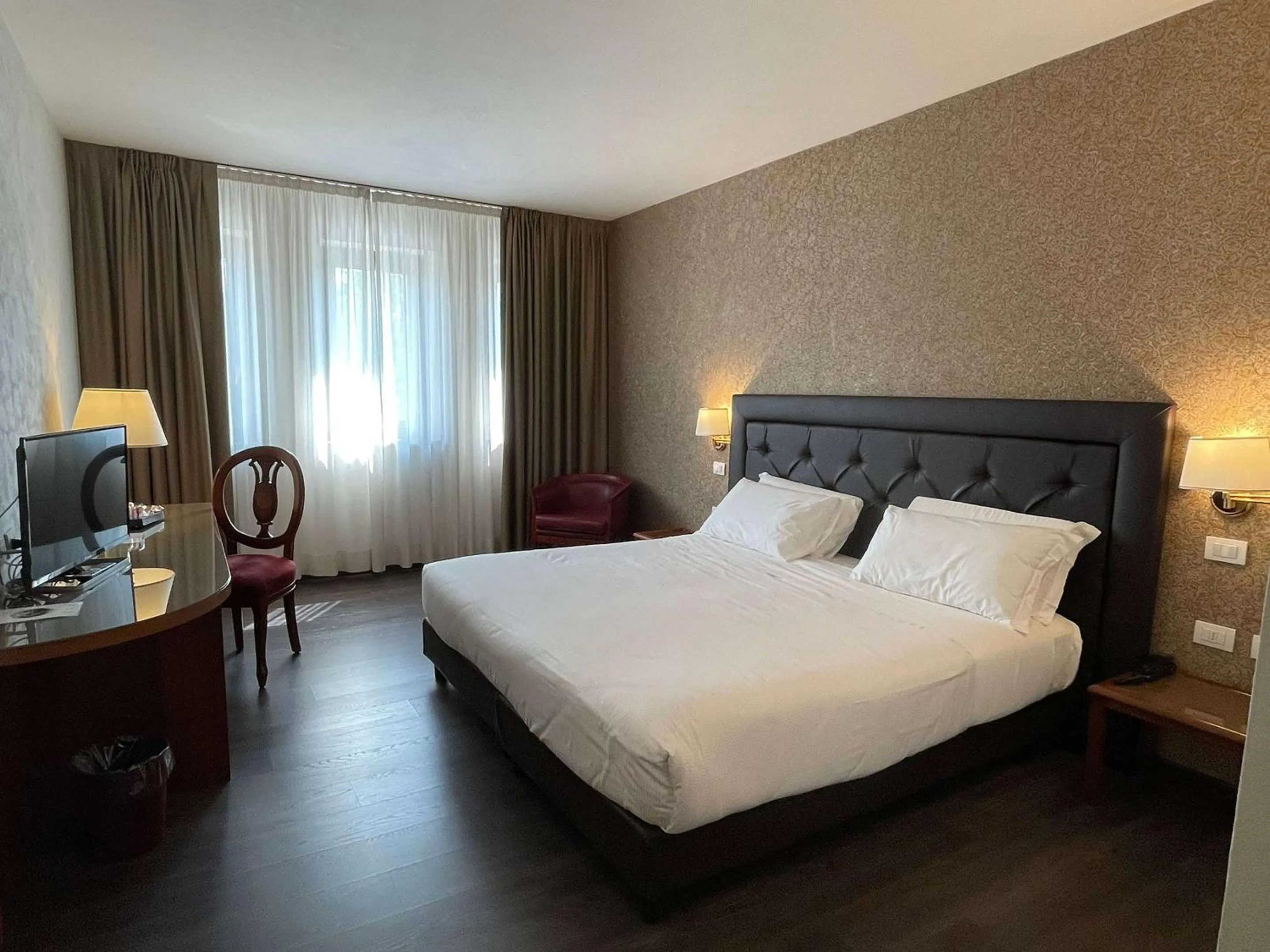 Superior King Room - single occupancy in Best Western Park Hotel Continental