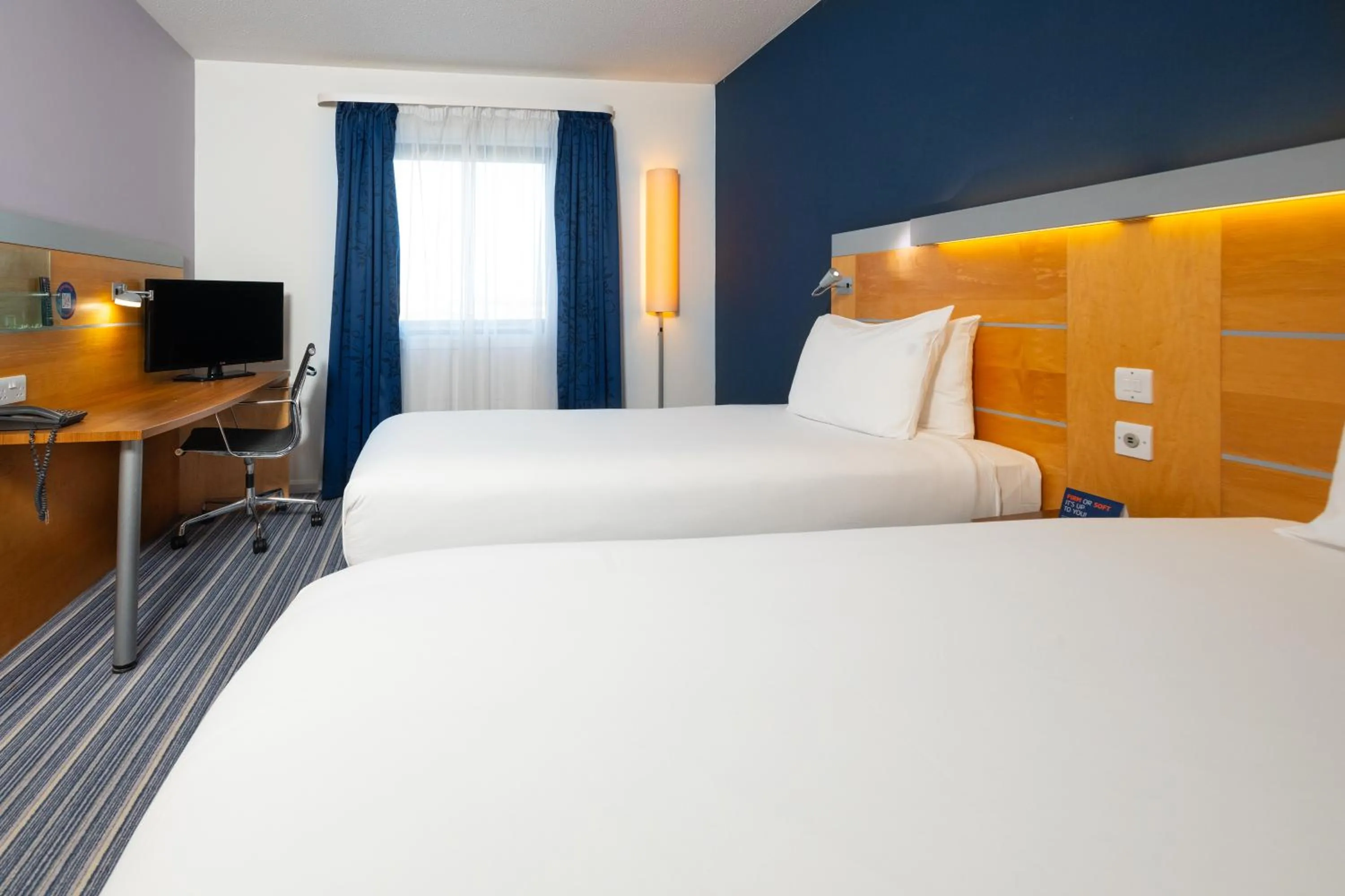 Standard Twin Room with Free Hot Breakfast in Holiday Inn Express Bedford by IHG