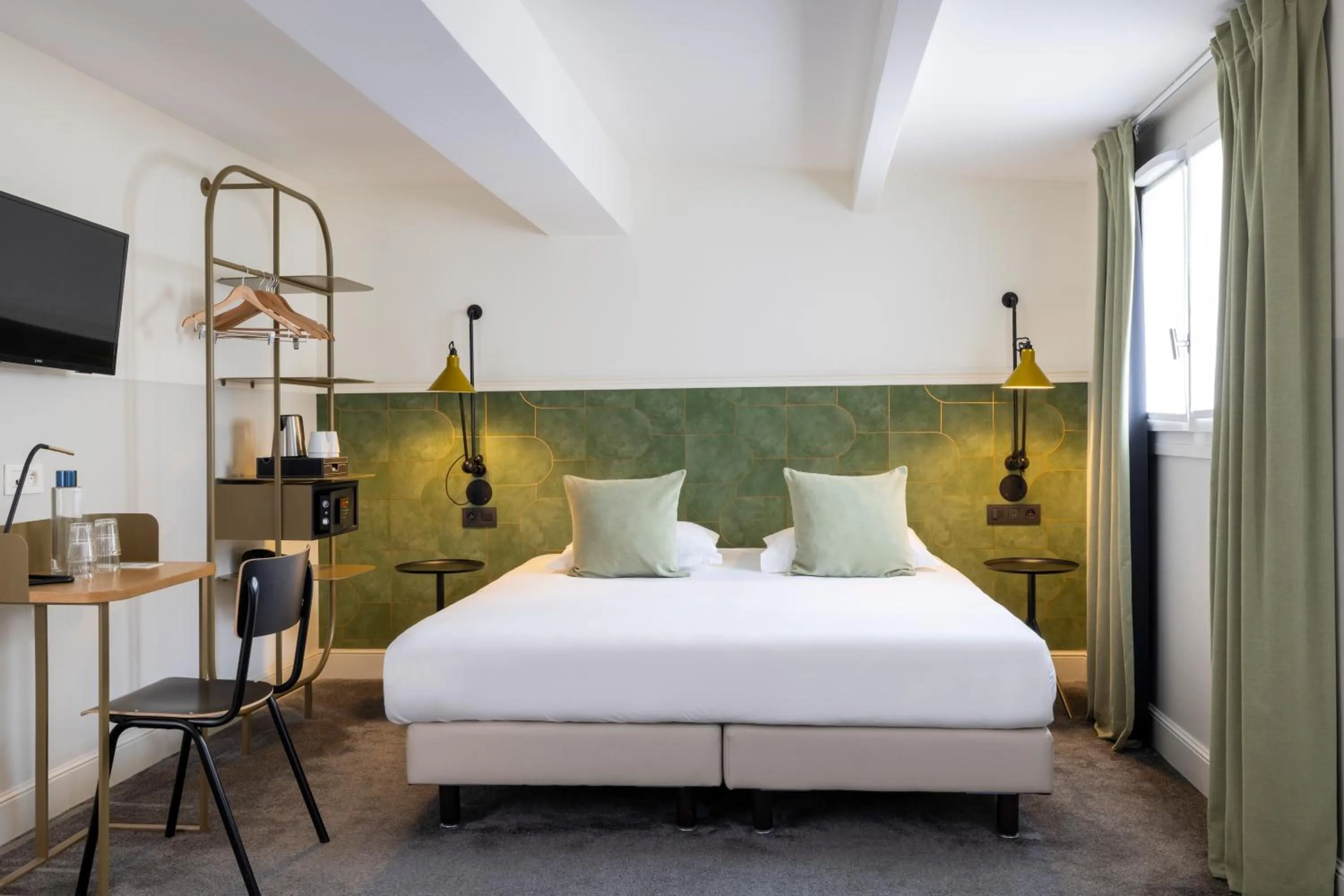 Quadruple Room with Shower in Hôtel Des Mines