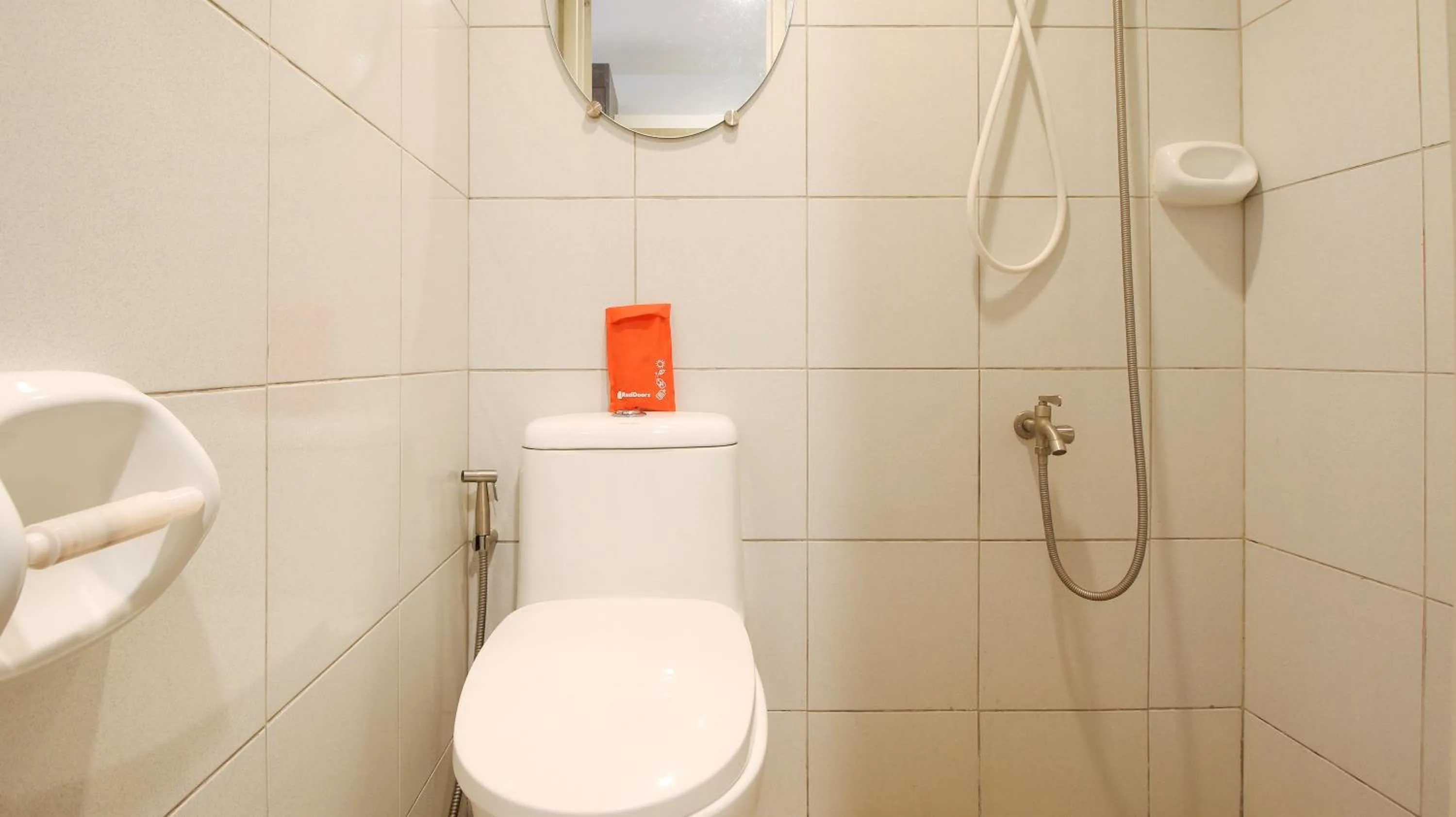 Single Room in RedDoorz @ Western Highway Lodge Hotel