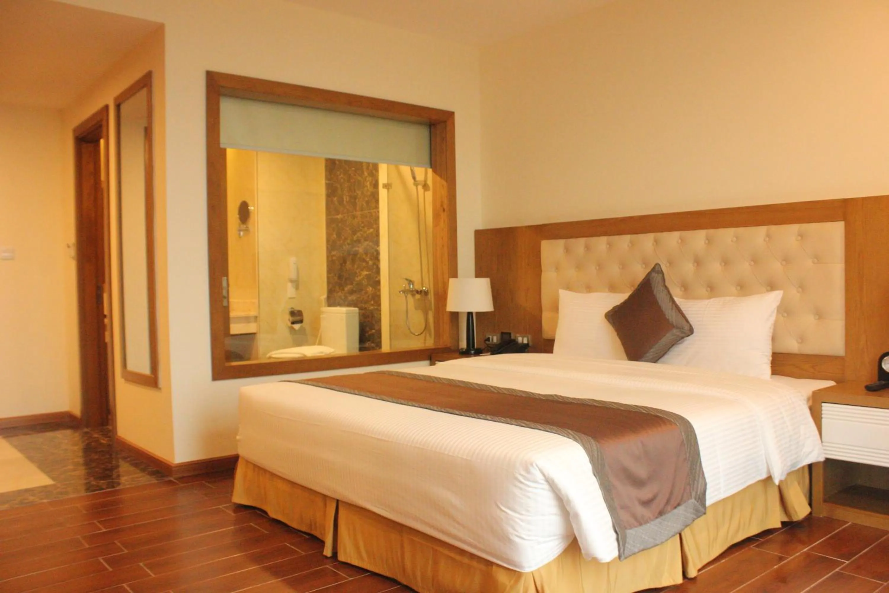 Deluxe King Room in Muong Thanh Cua Dong Hotel