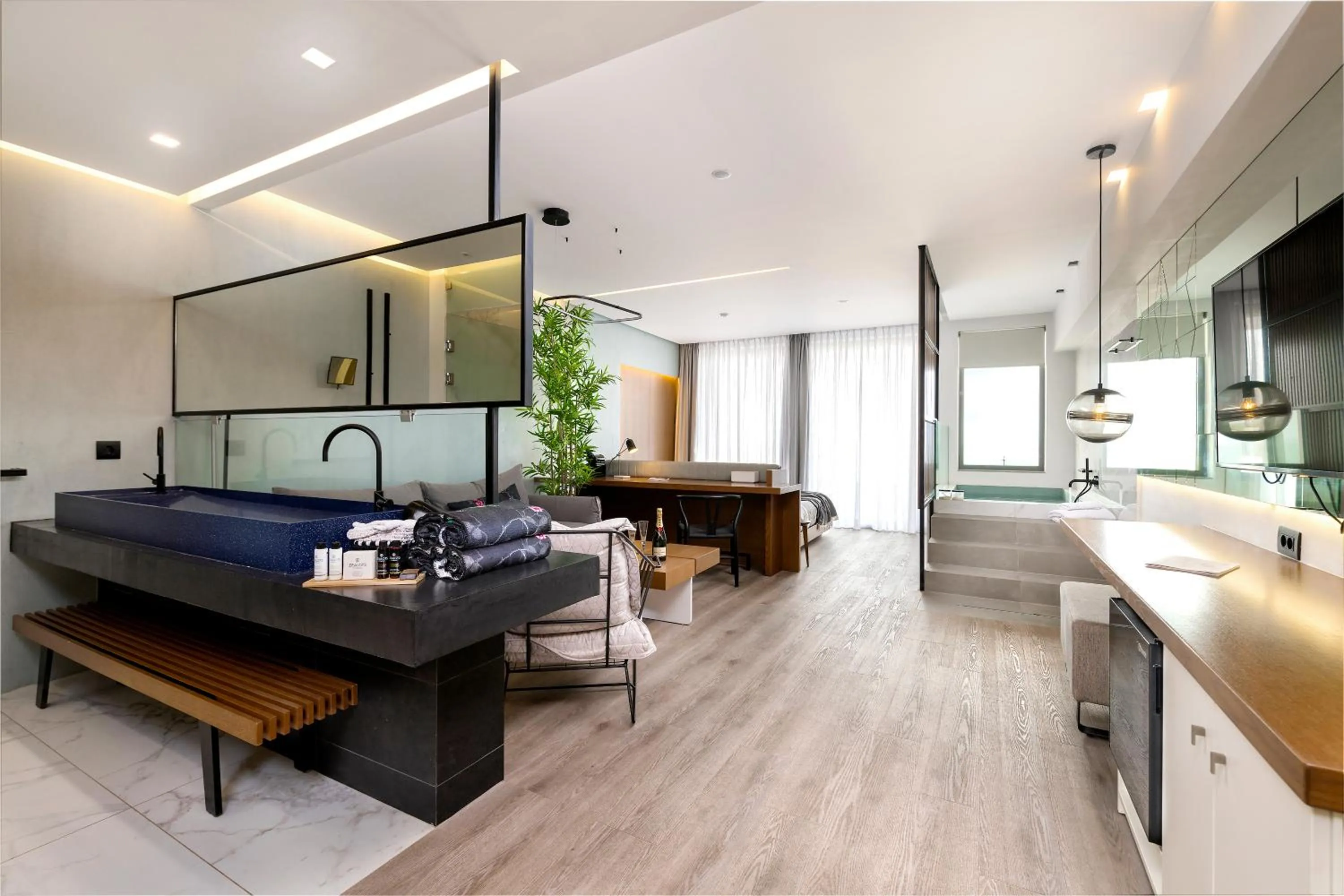 King Suite with Outdoor Jacuzzi -Sea View in Dyo Suites