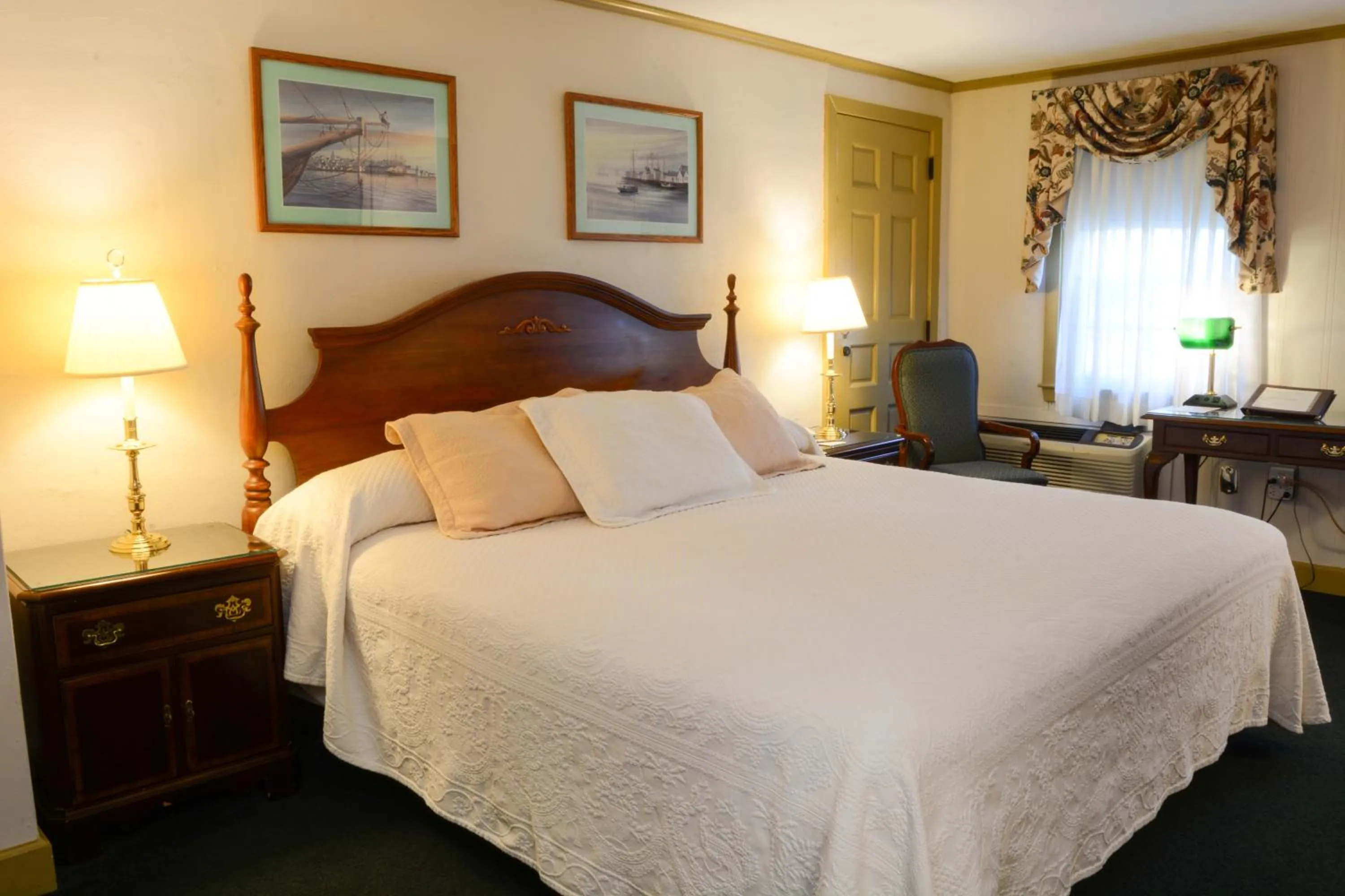 King Room in Lamies Inn & The Old Salt Tavern