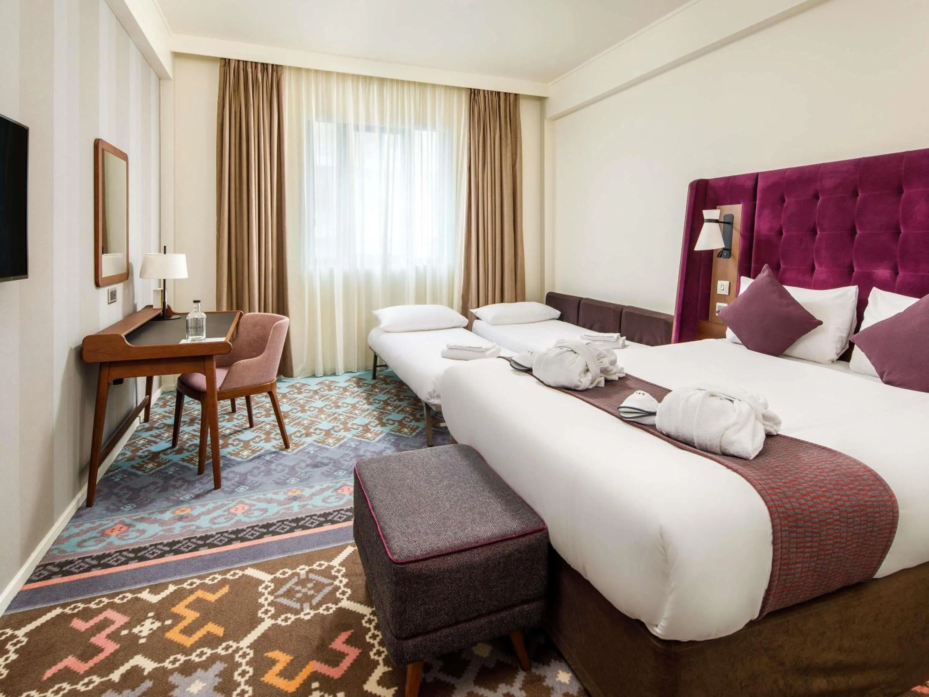 Privilege Family Room with Double Convertible Sofa in Mercure London Bridge